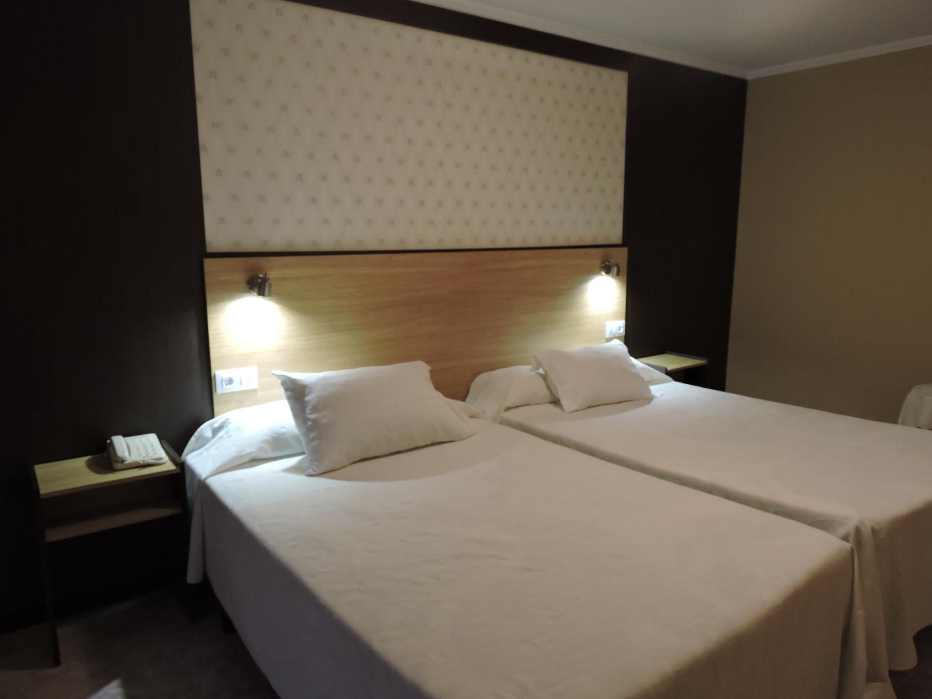 Twin Room - Photo 3