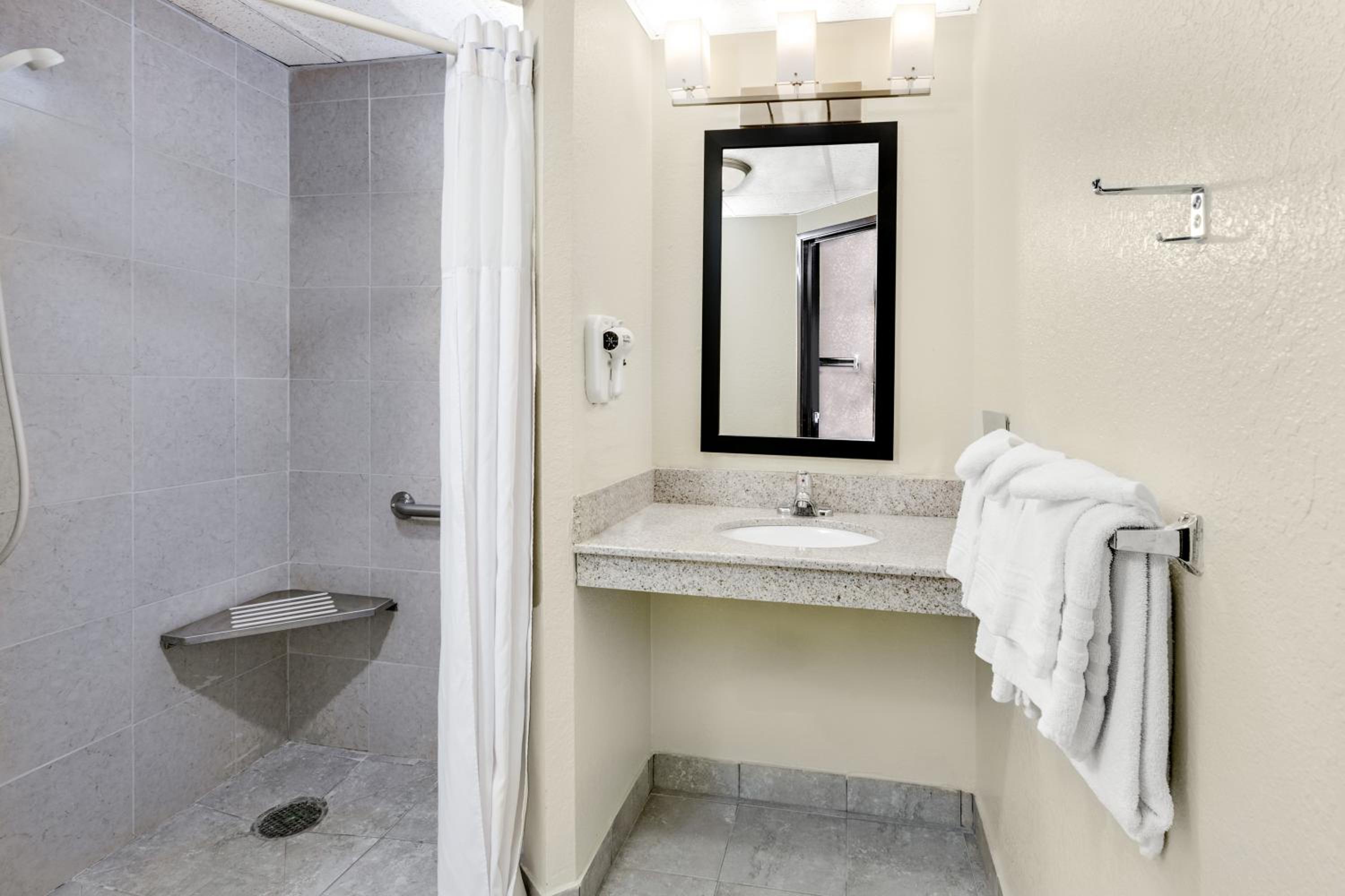 Double Room - Disability Access/Non-Smoking - Photo 3