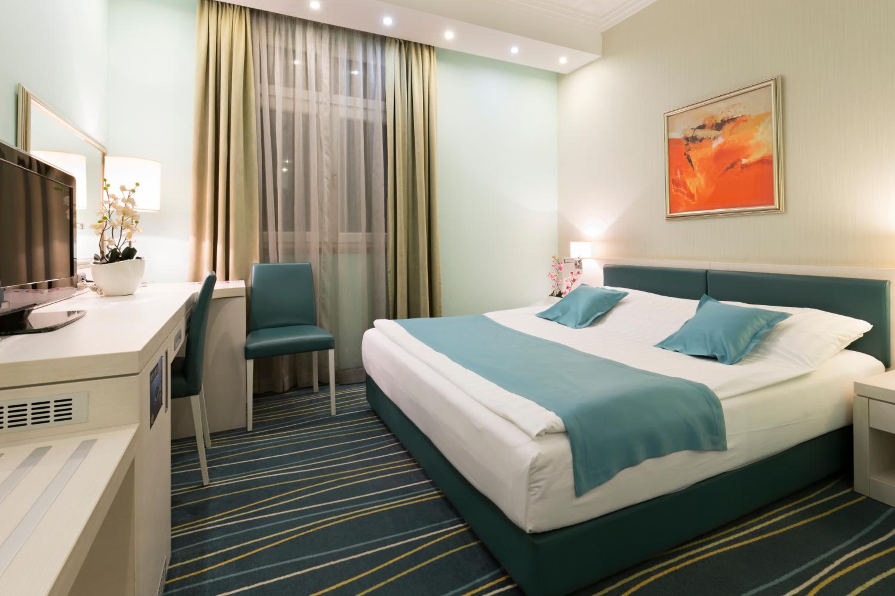 Double or Twin Room - Photo 6