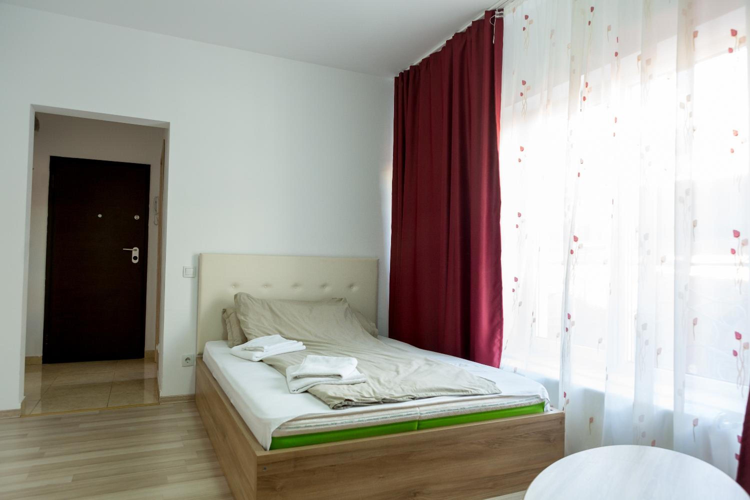 Studio Apartment - Photo 1