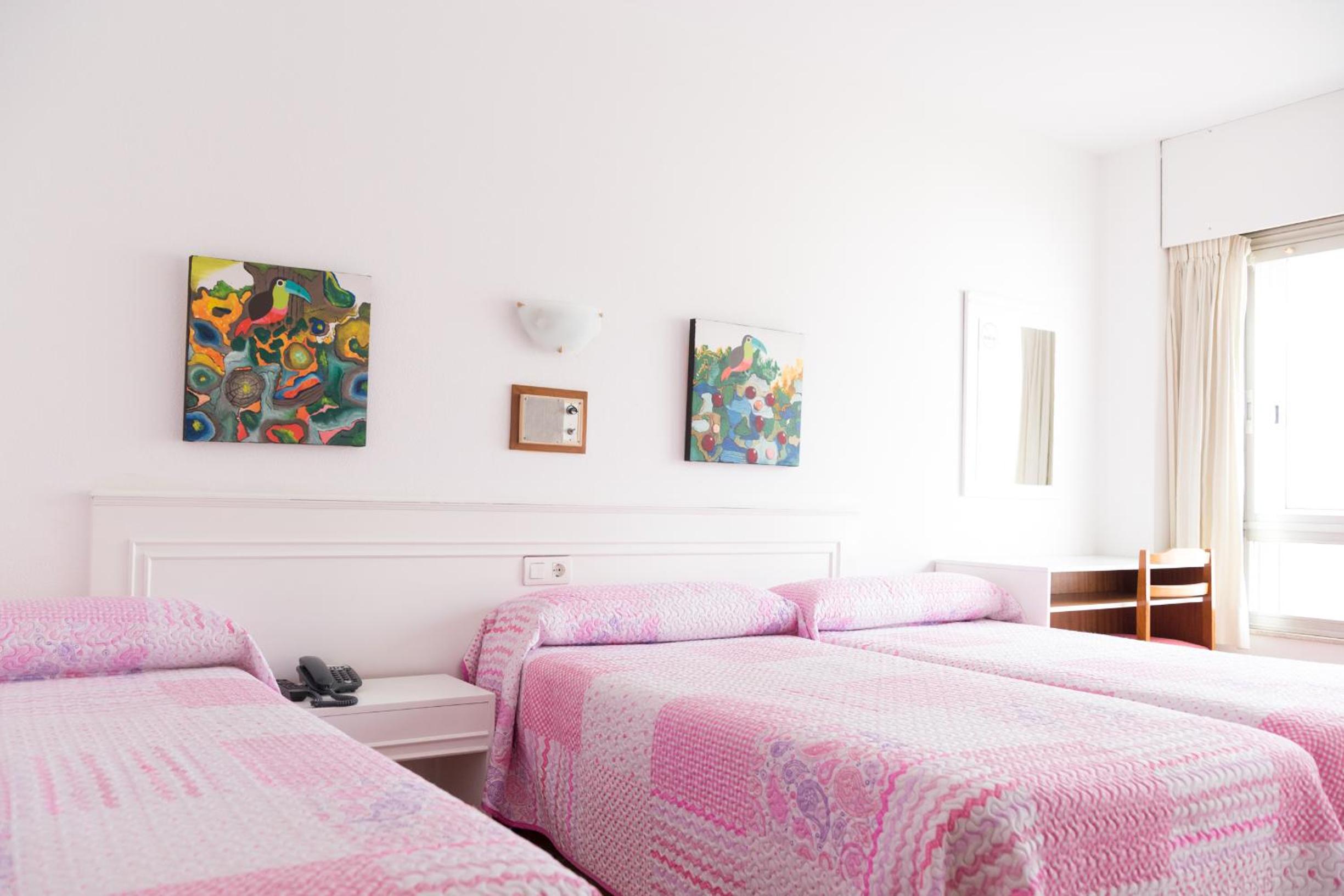 Habitación Doble con Cama Extra y Baño Privado