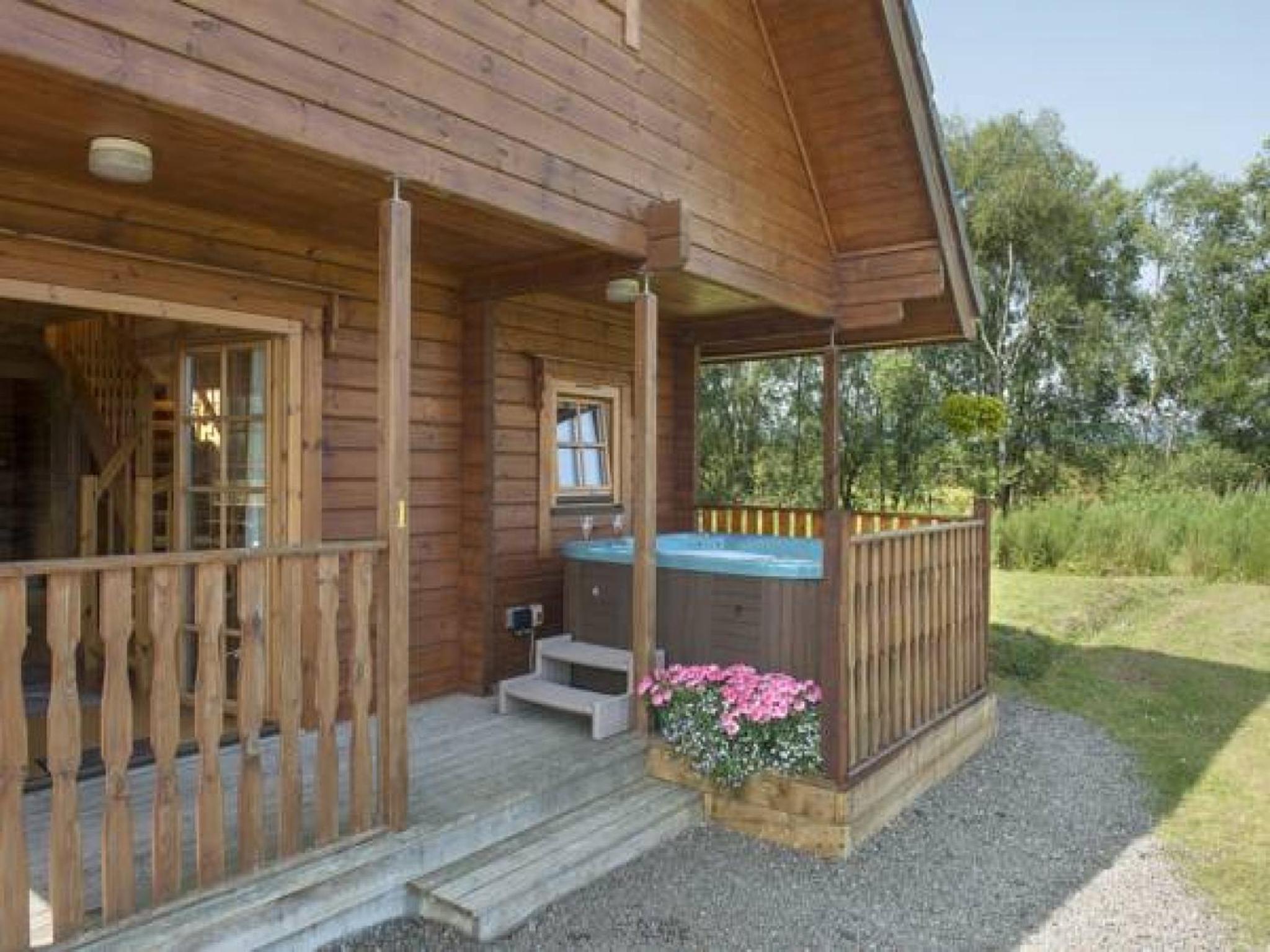 Three-Bedroom Lodge With Hot Tub - 1 photo 2