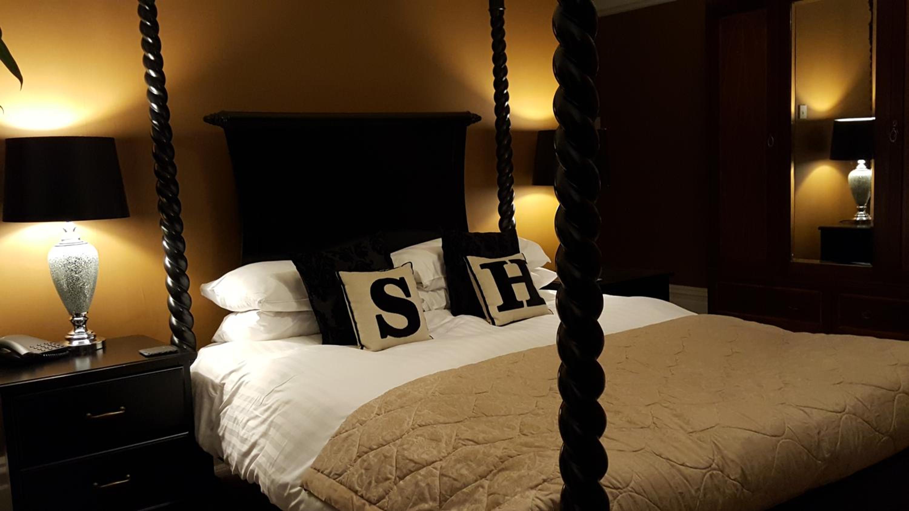 Four-Poster Room with Lake View