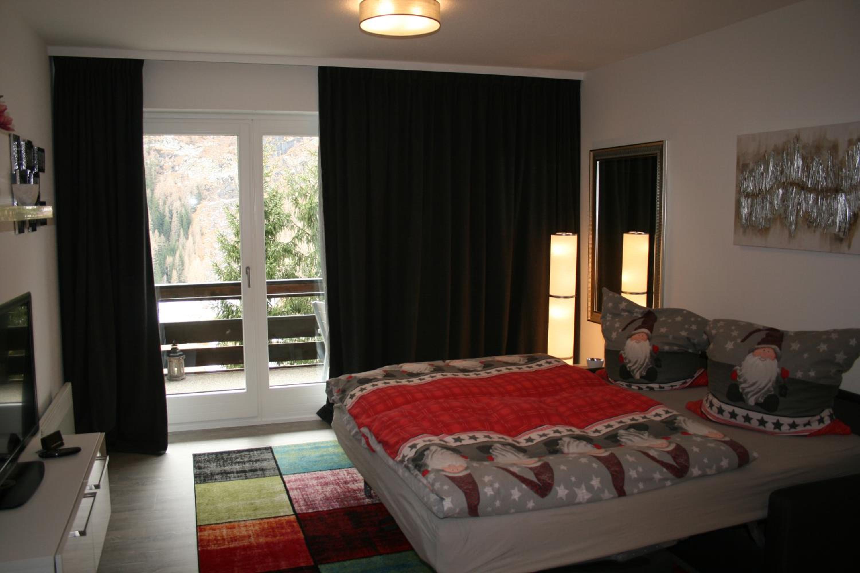 Apartment with Mountain View