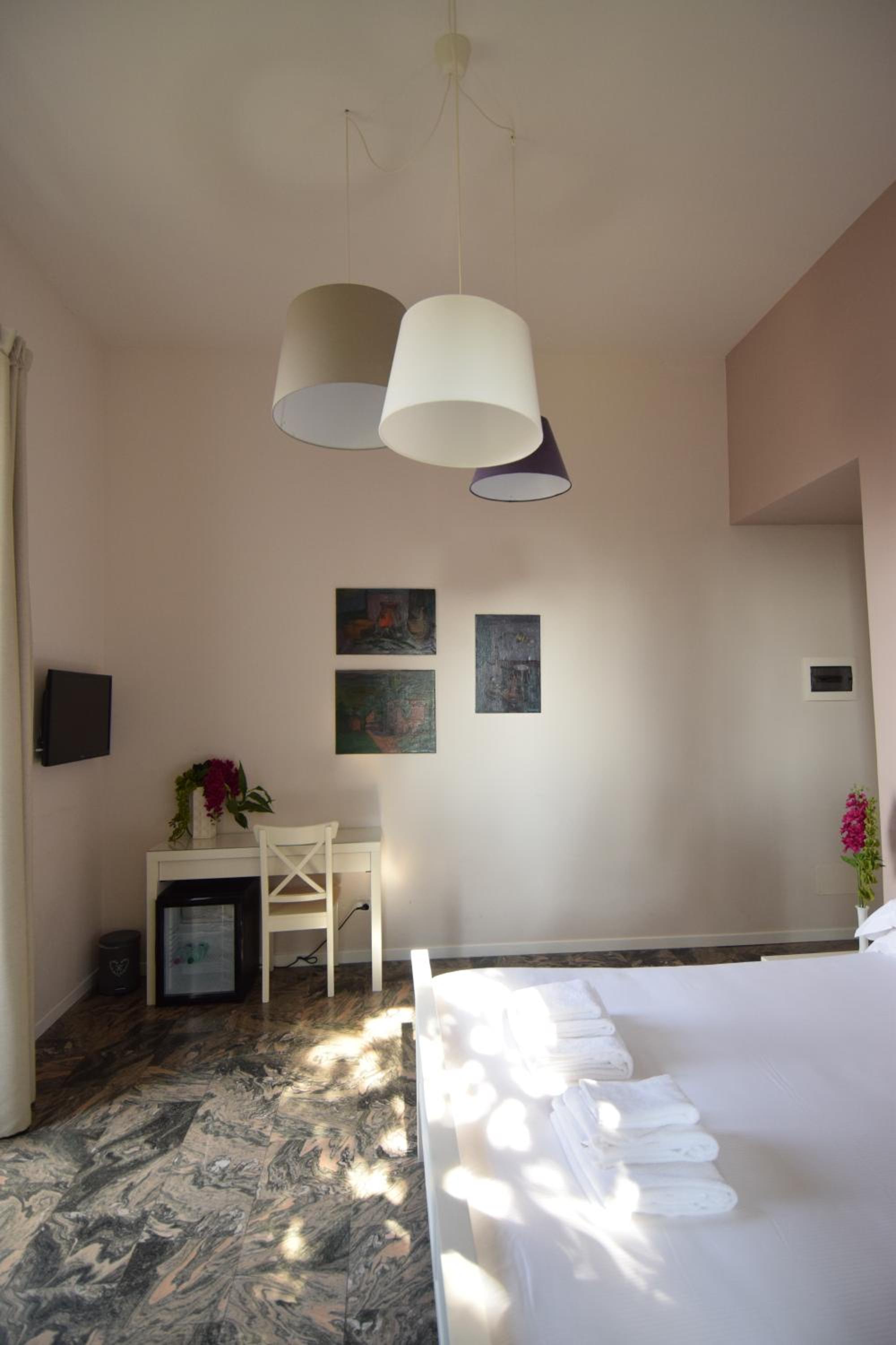 Queen Room with Garden View - Photo 6