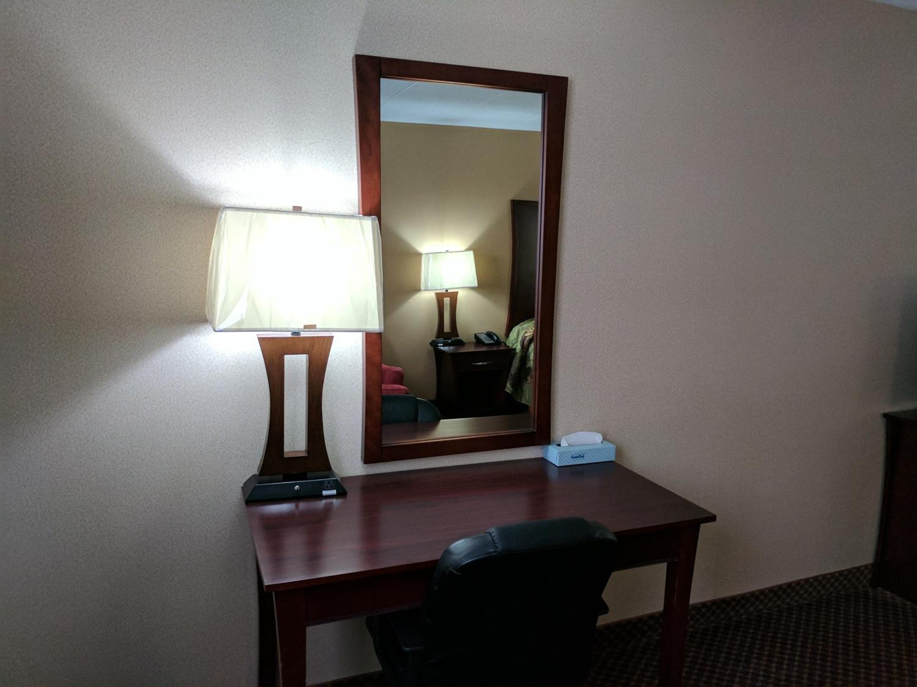 Queen Room with Two Queen Beds - Photo 2