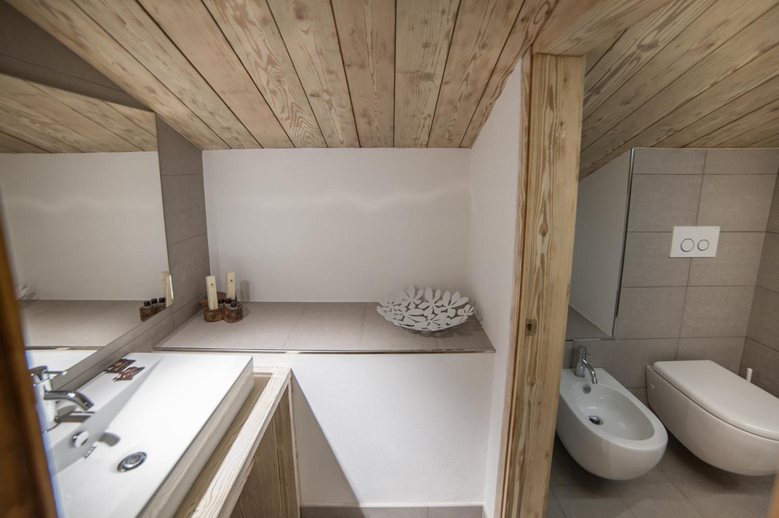 Deluxe Suite - Photo 12