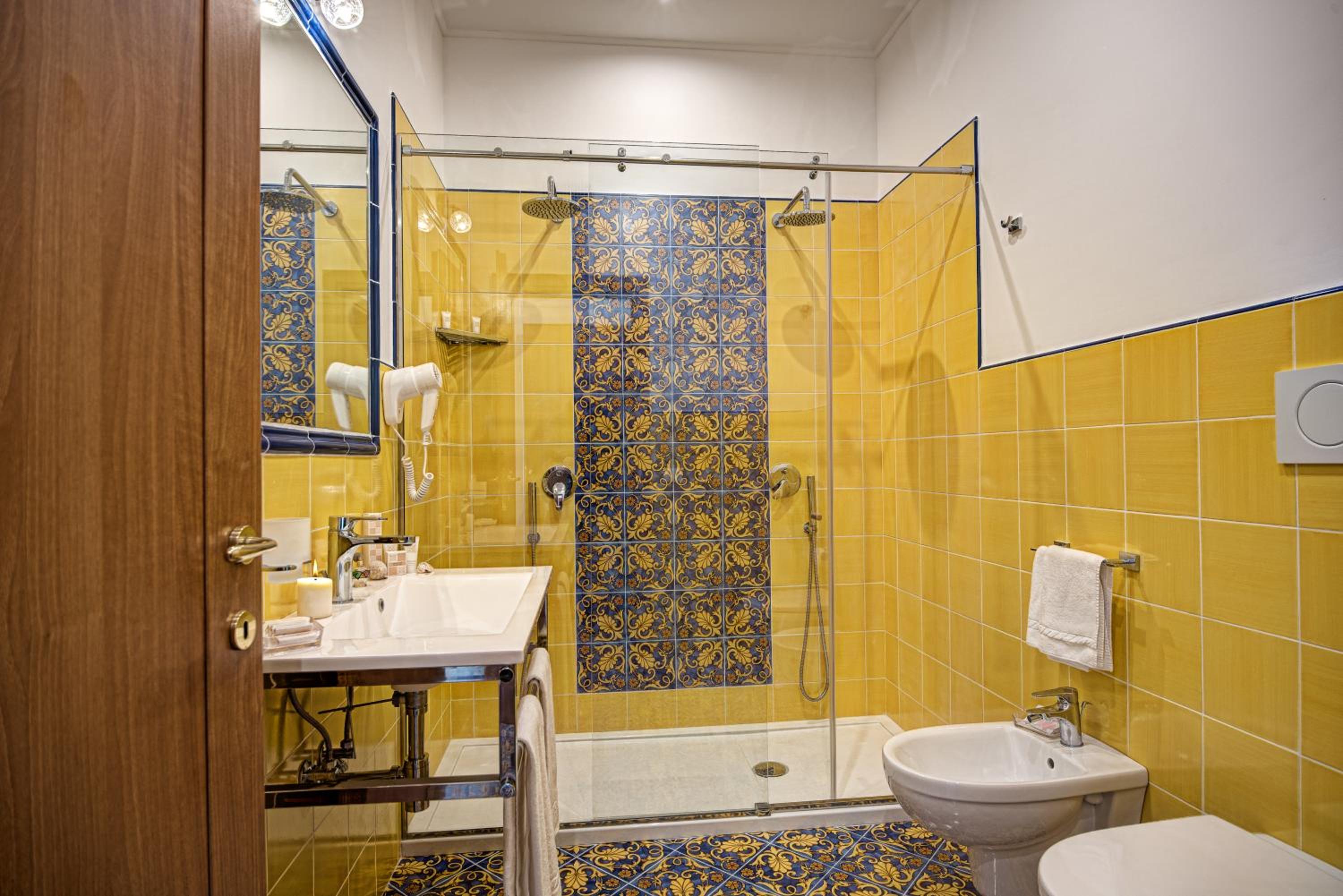 Quadruple Room with Sea View - Photo 9