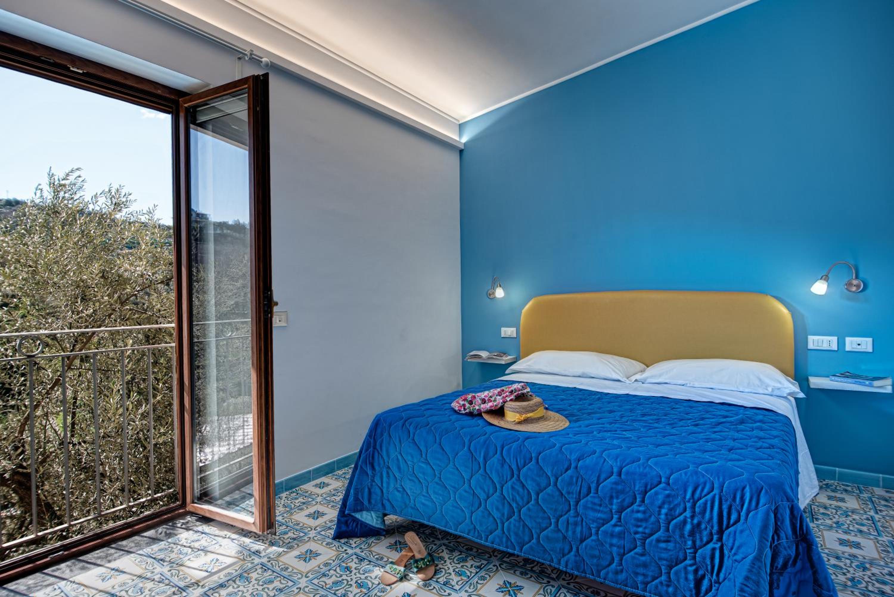 Double or Twin Room with Partial Sea View - Photo 1