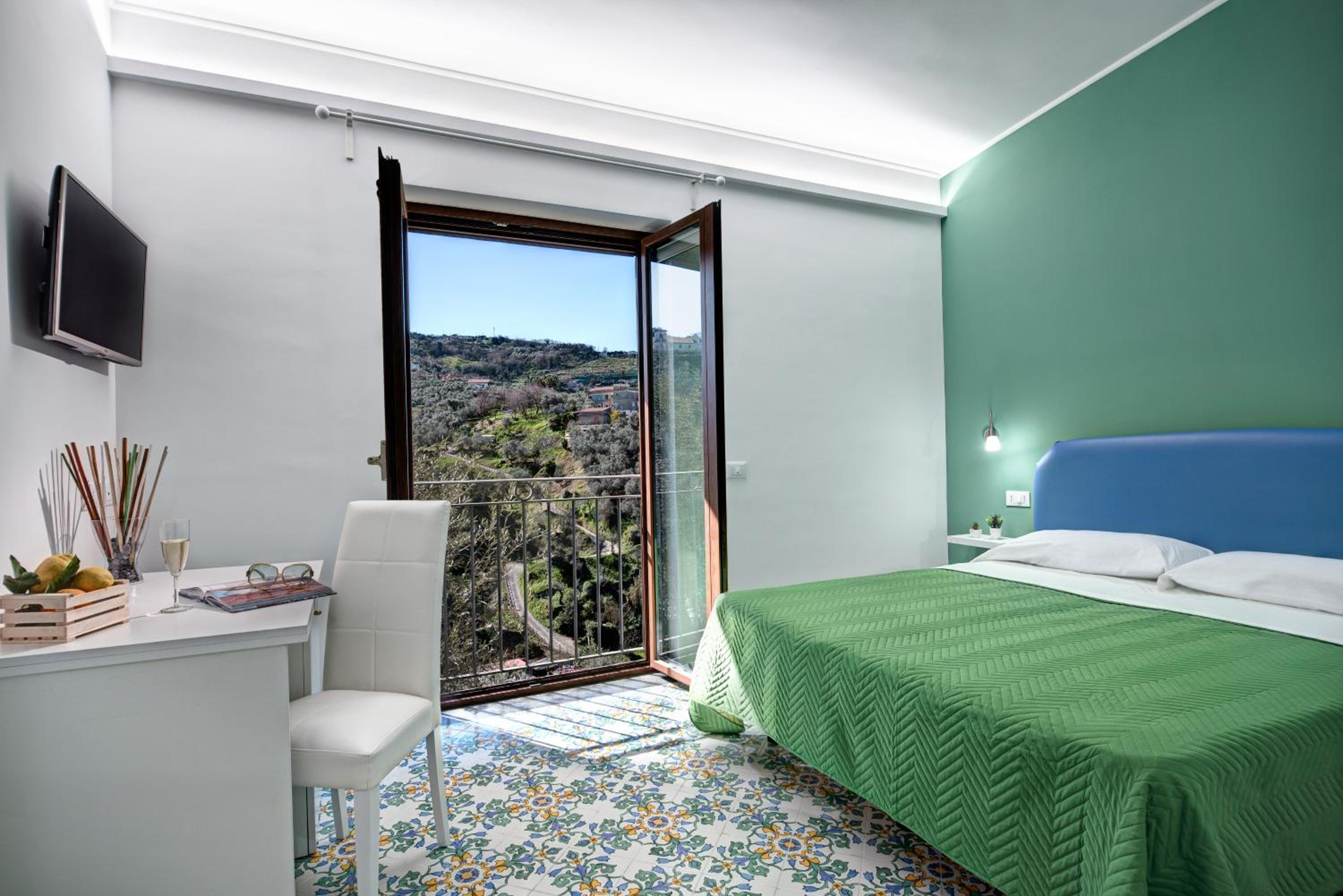 Double or Twin Room with Partial Sea View - Photo 7