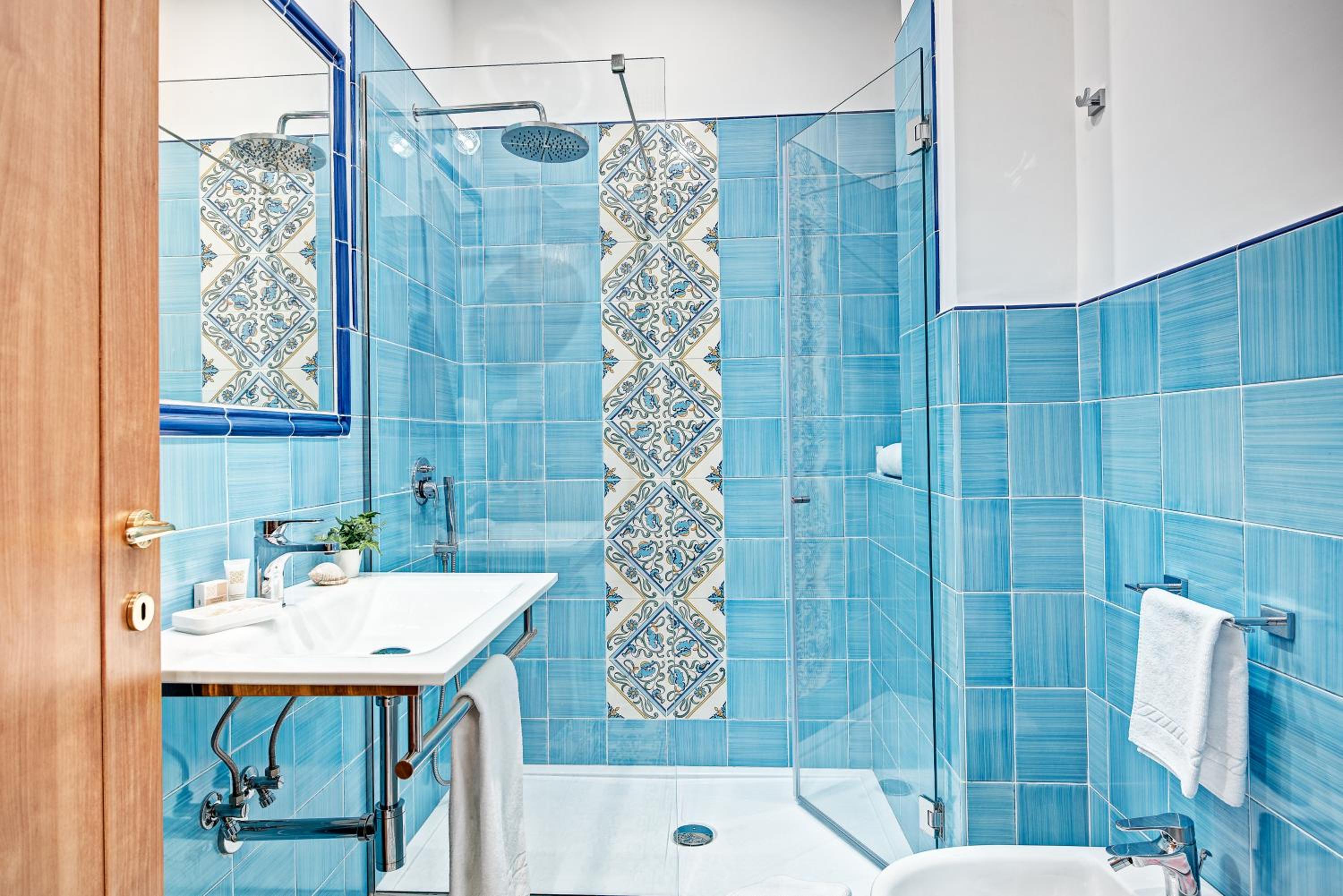 Double or Twin Room with Partial Sea View - Photo 2