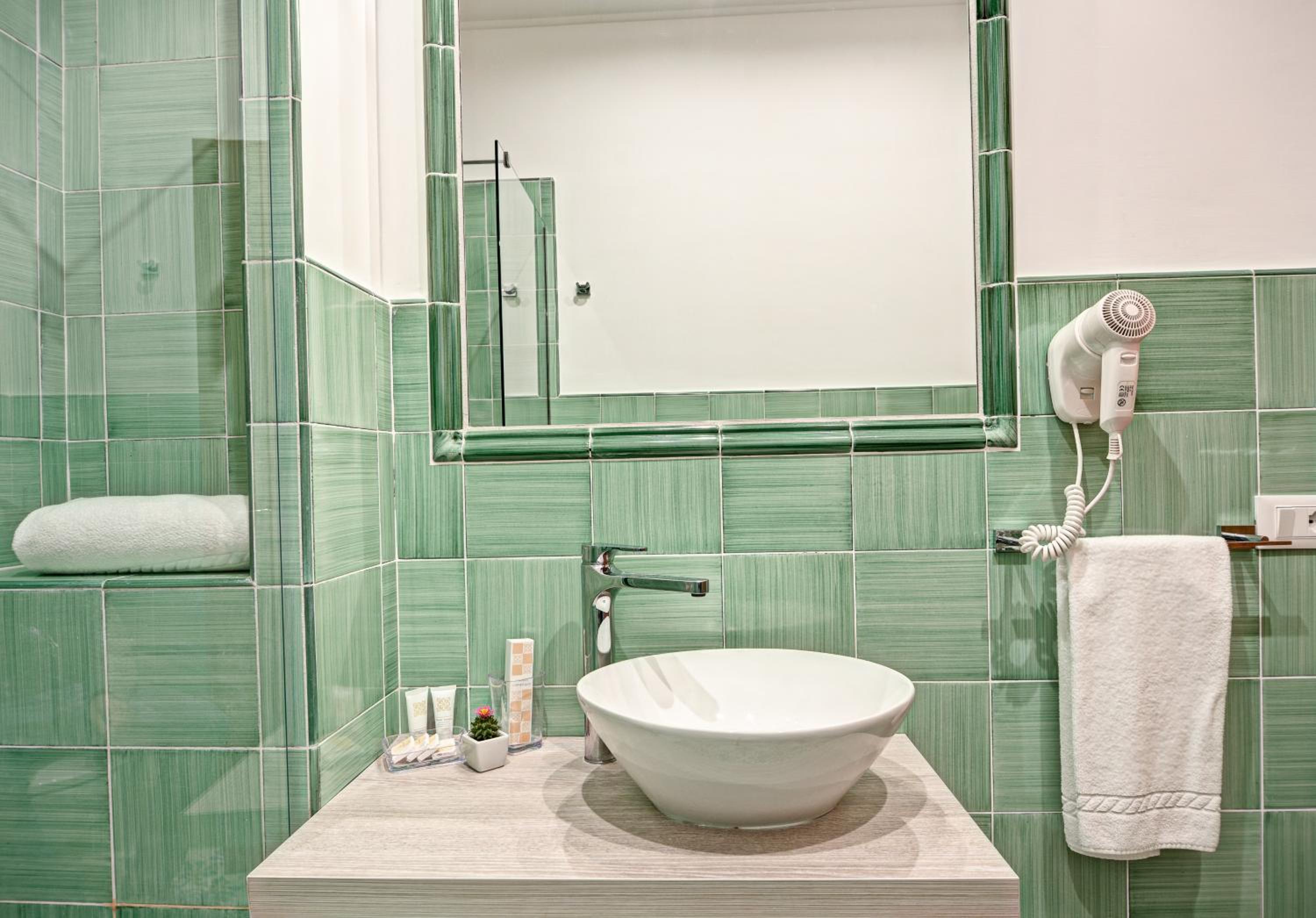 Double or Twin Room with Partial Sea View - Photo 5