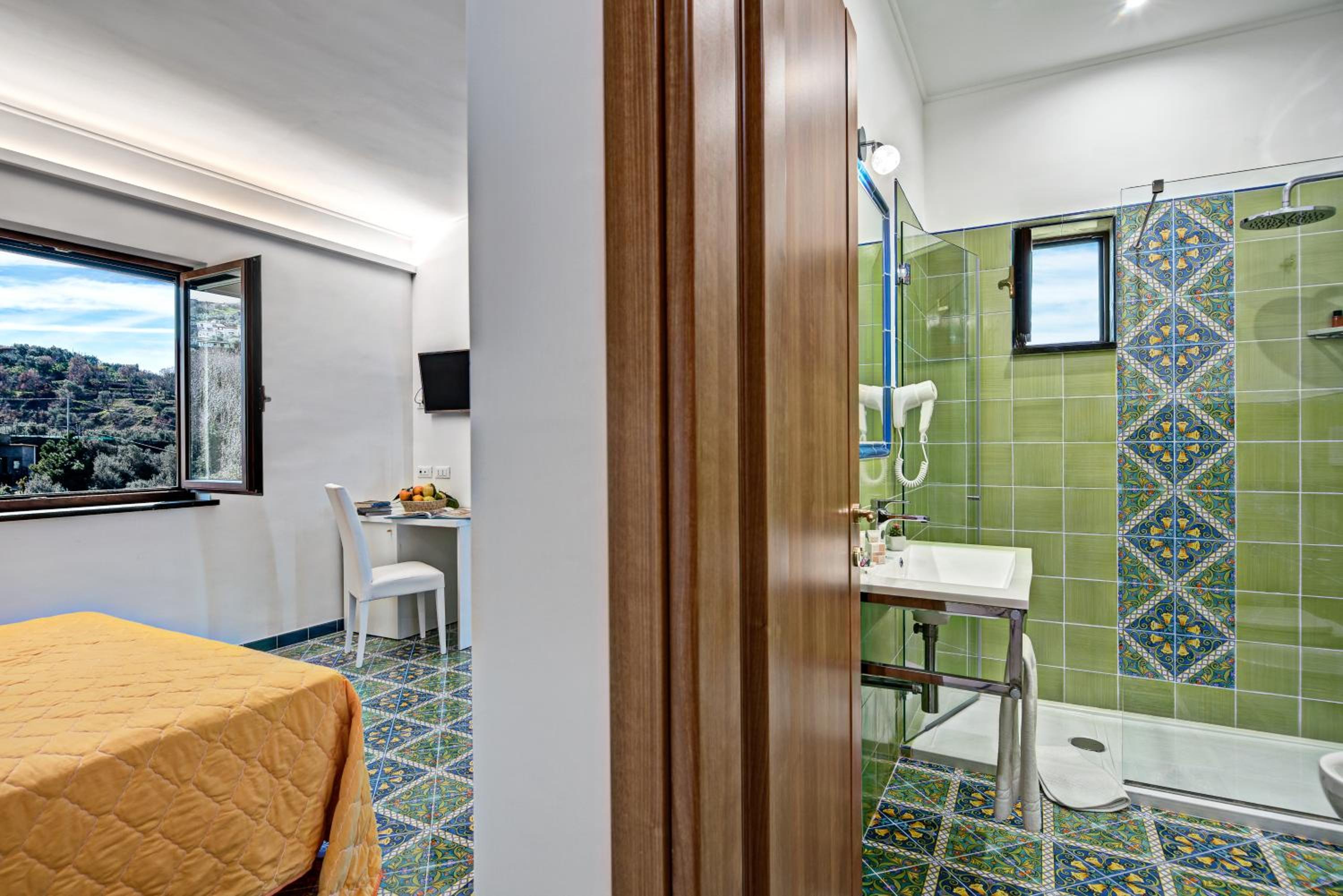 Deluxe Double or Twin Room with Sea View - Photo 3