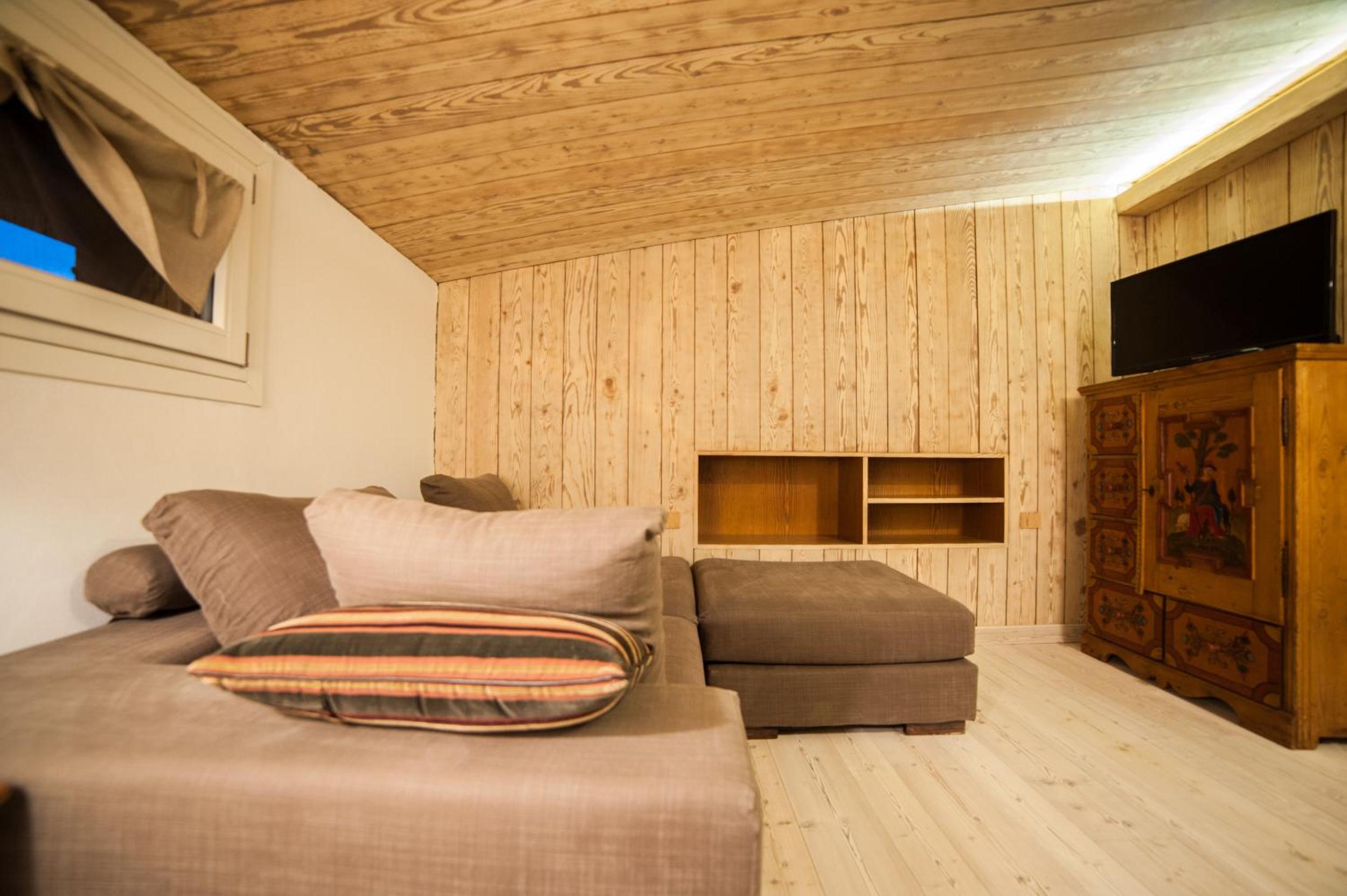 Superior Suite - Photo 13