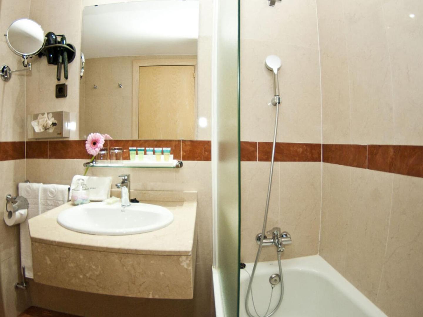 Twin Room thumbnail 5