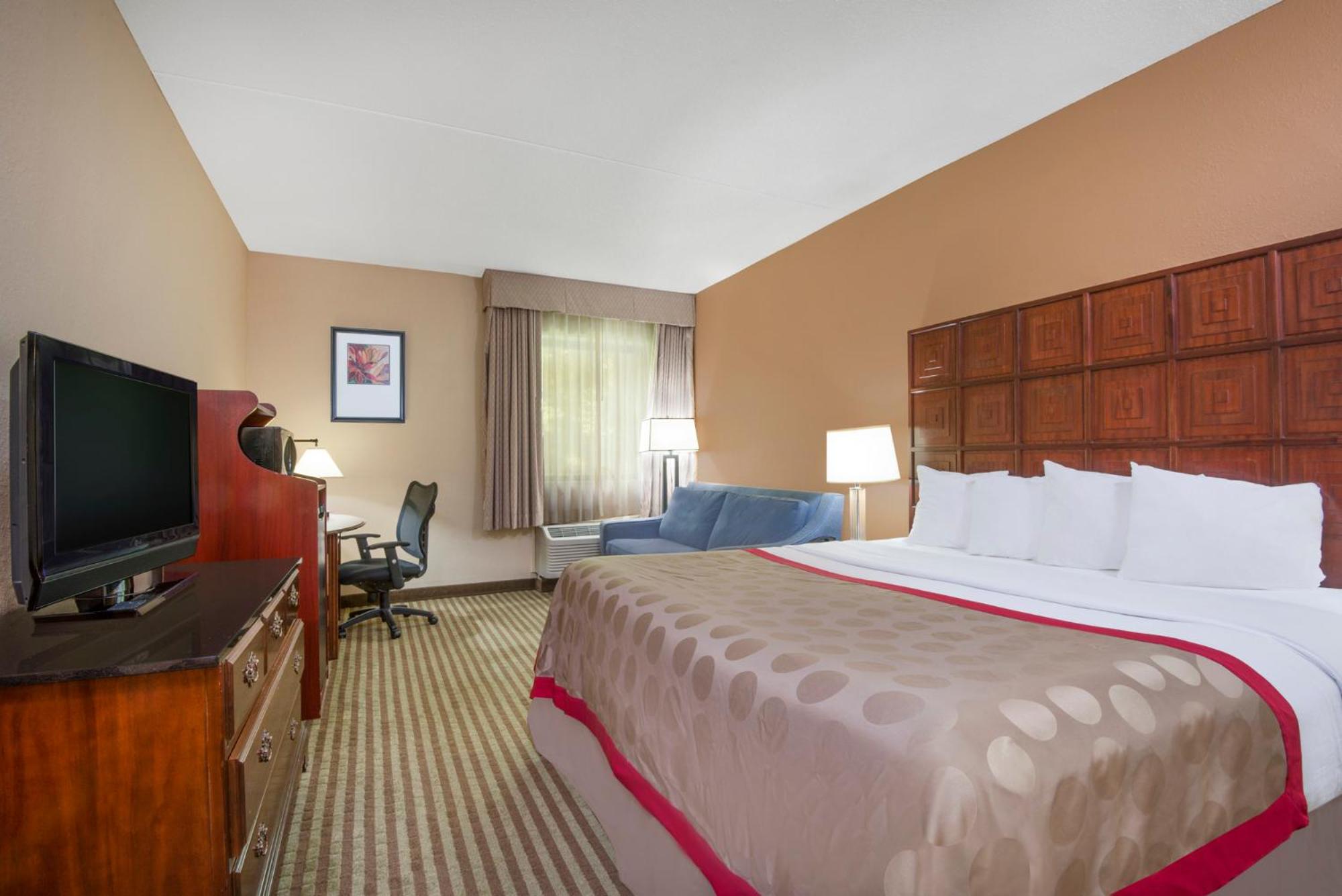 King Room with Sofa Bed - Non-Smoking - Photo 4