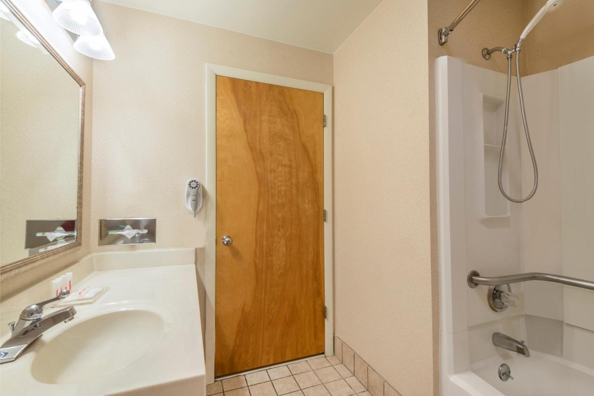 Queen Room with Two Queen Beds and Bath Tub - Mobility Accessible/Non-Smoking - Photo 2