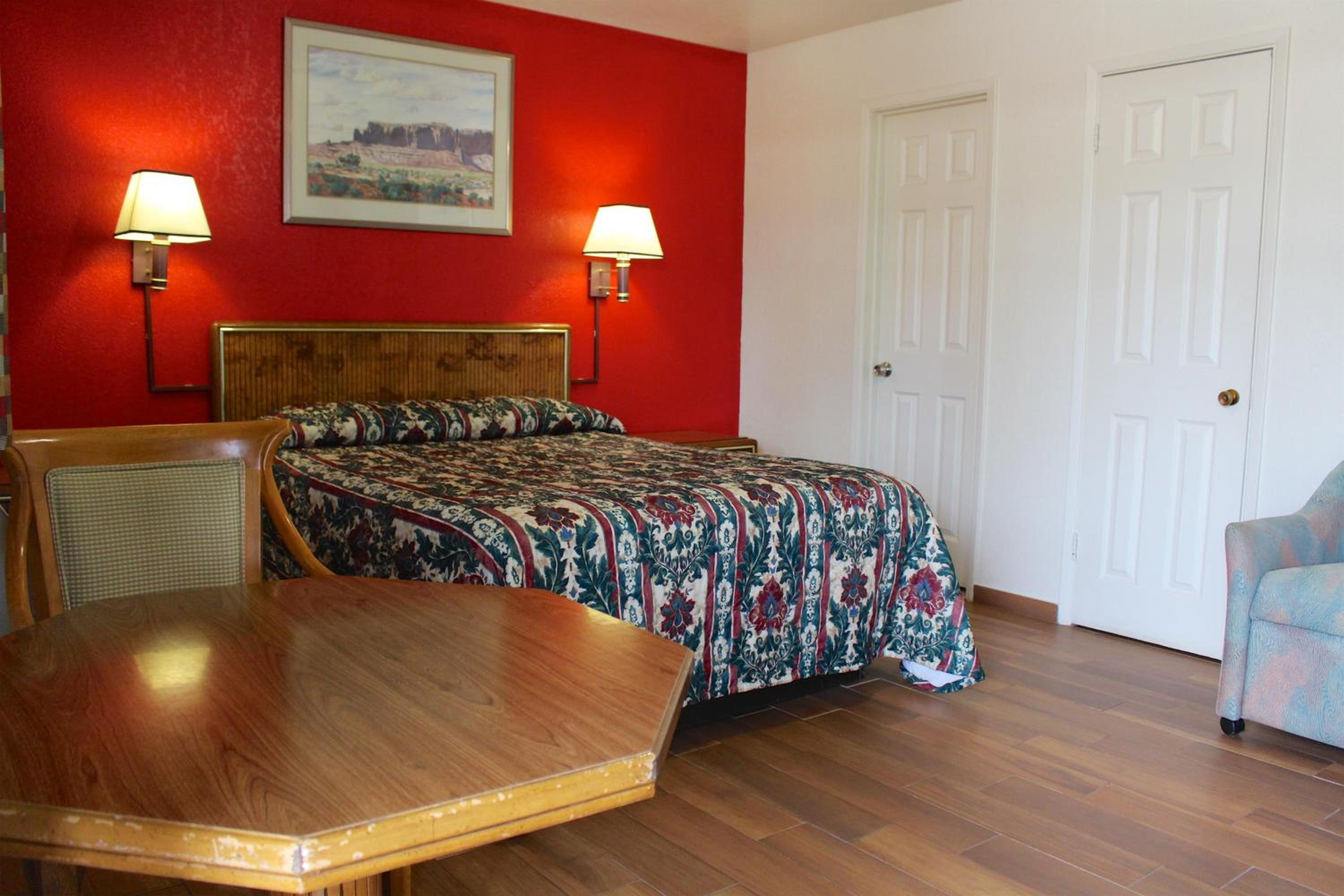 Queen Room - Non-Smoking photo 3