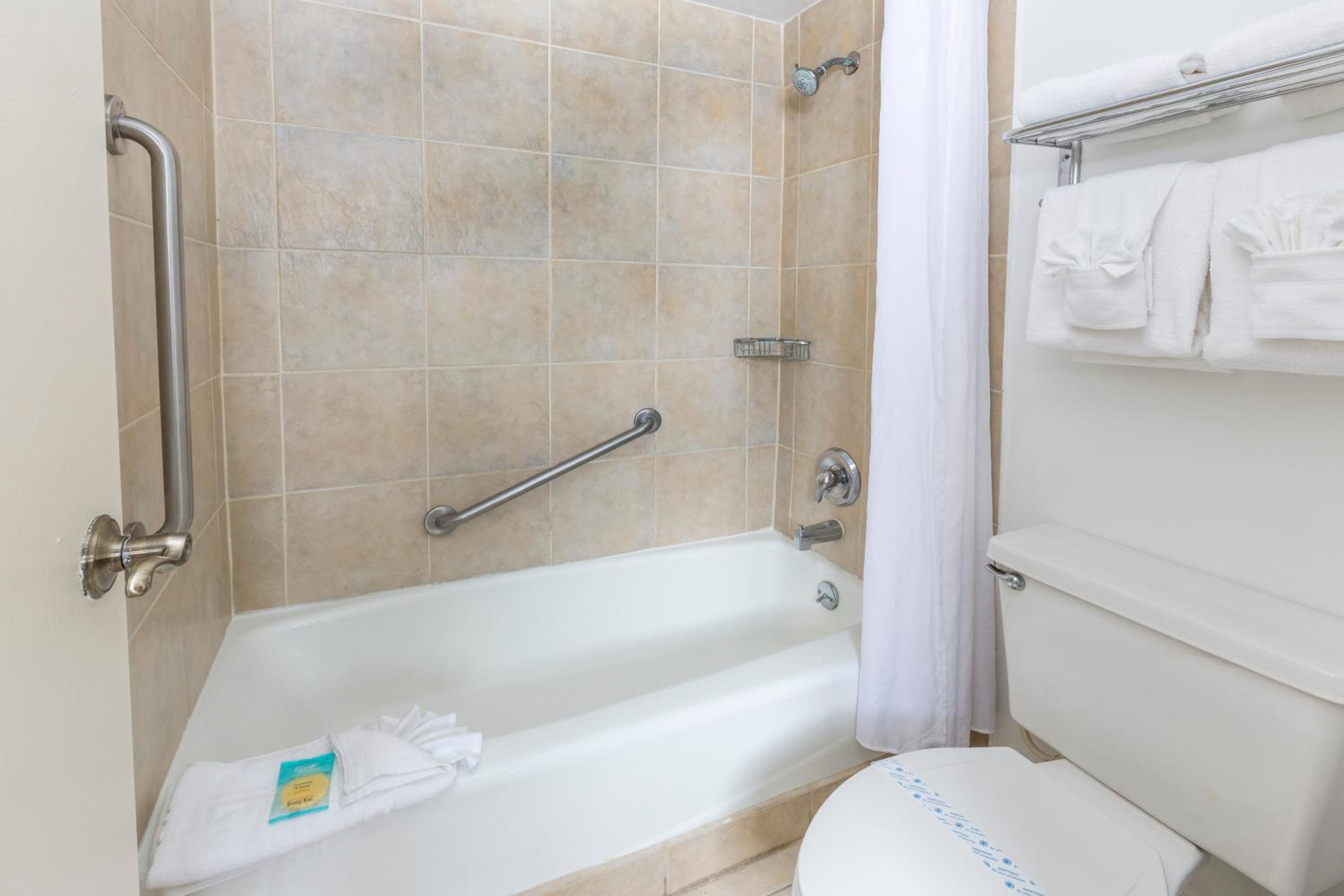 King Room with Mobility/Hearing Access and Roll-In Shower, Non-Smoking - Photo 5
