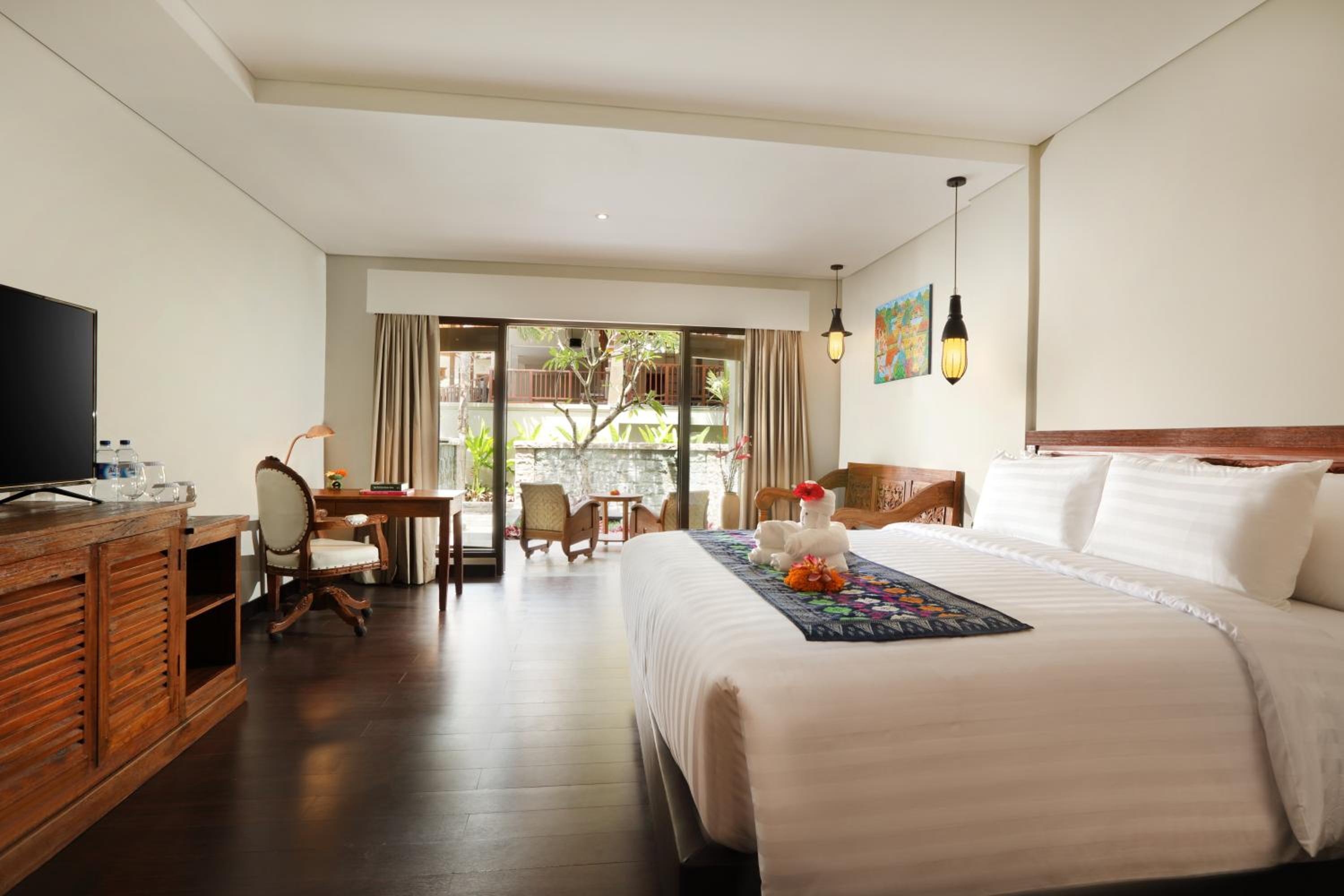 Executive Double Room with Bath Tub - Non-Smoking thumbnail 5