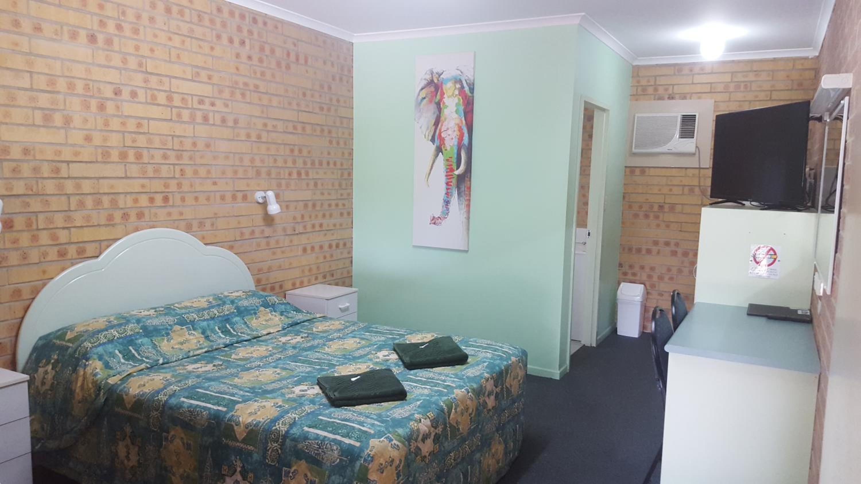 Queen Room photo 2