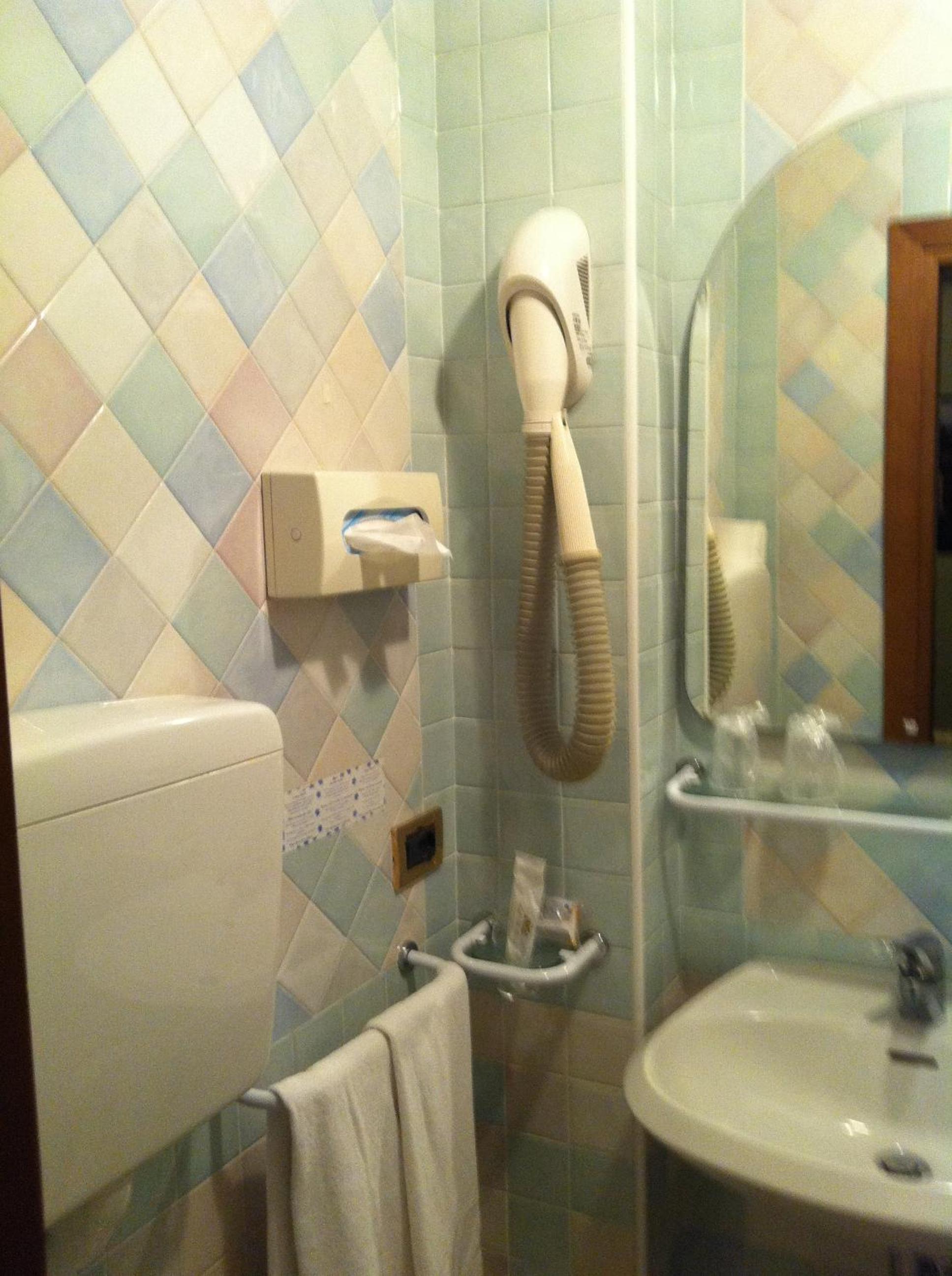 Standard Double or Twin Room - Photo 6