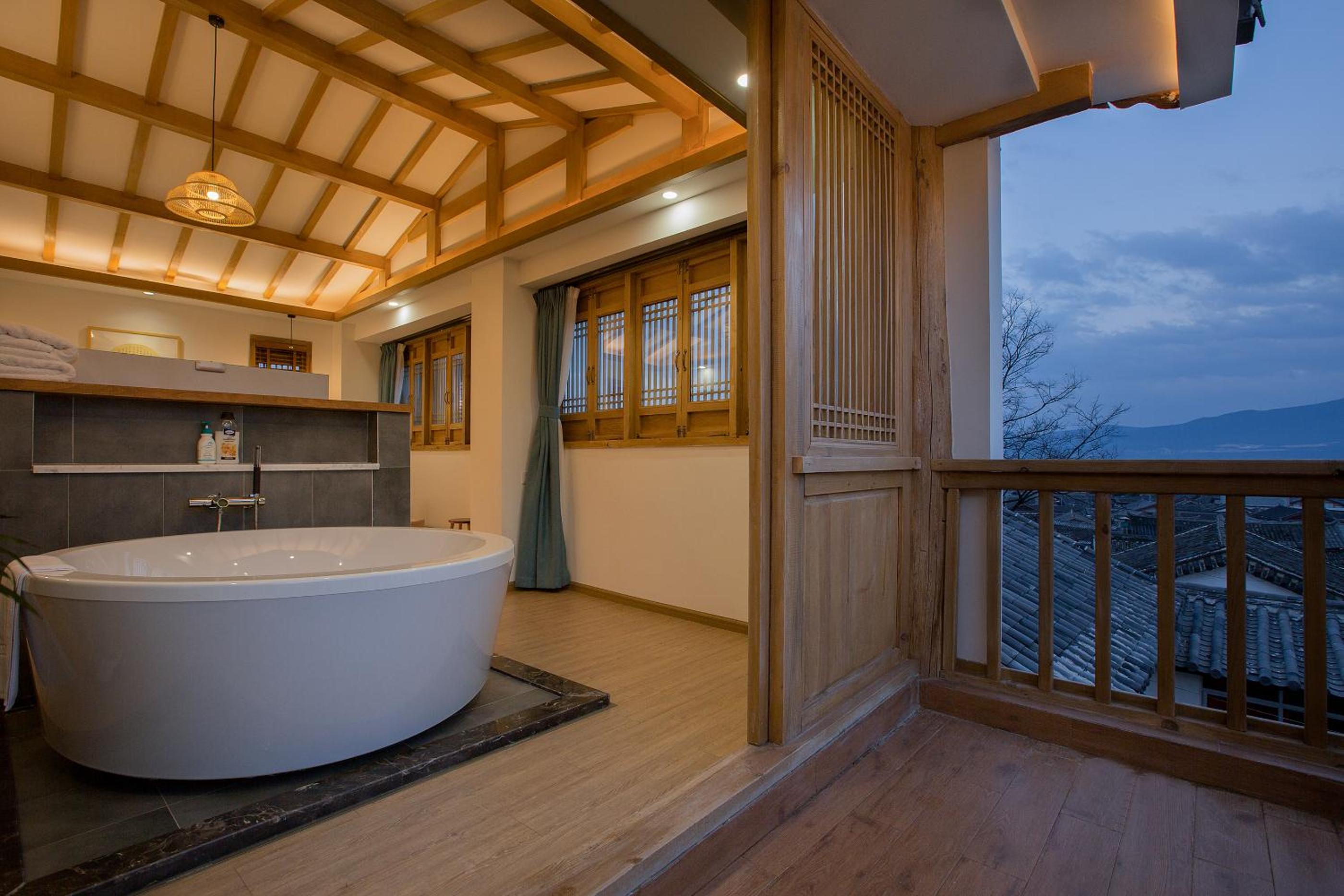 Deluxe King Room with Balcony and View（Tea Tasting, Free Use of Shared Washing machine) photo 3