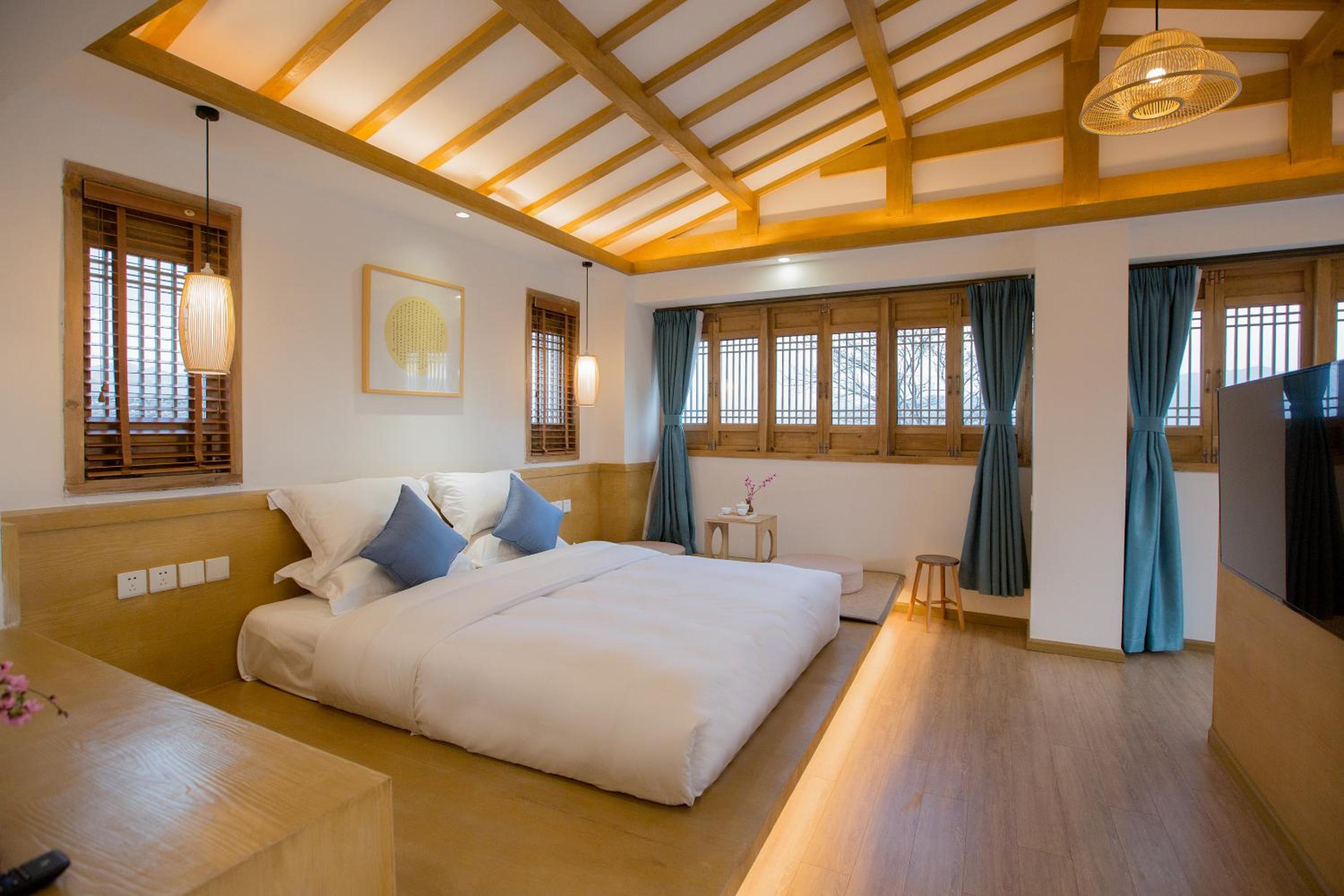 Deluxe King Room with Balcony and View(Tea Tasting, Free Use of Shared Washing machine)