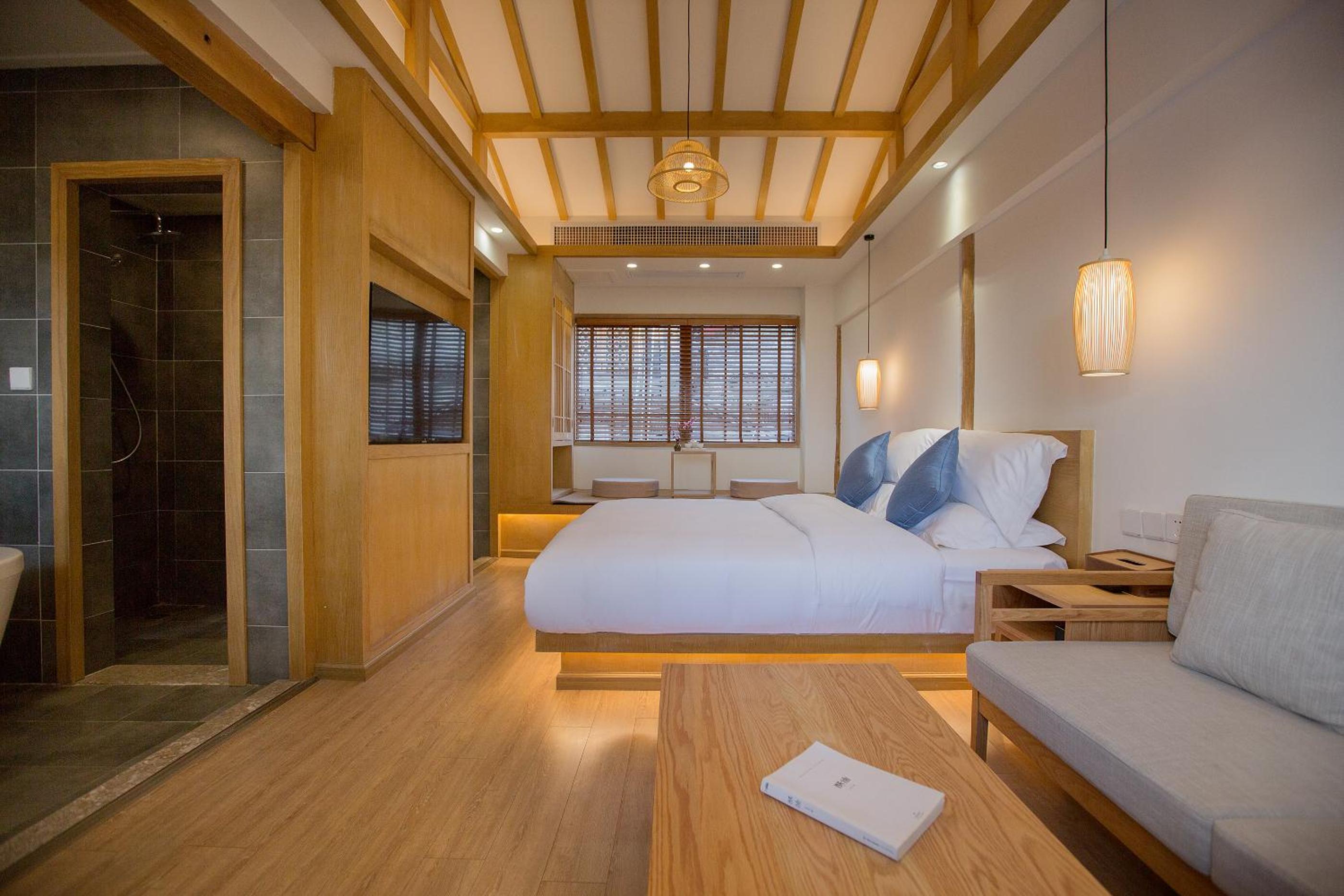 Deluxe King Room with Bath - Extra Bed on Request (Free Use of Shared Washing machine, Tea Tasting)