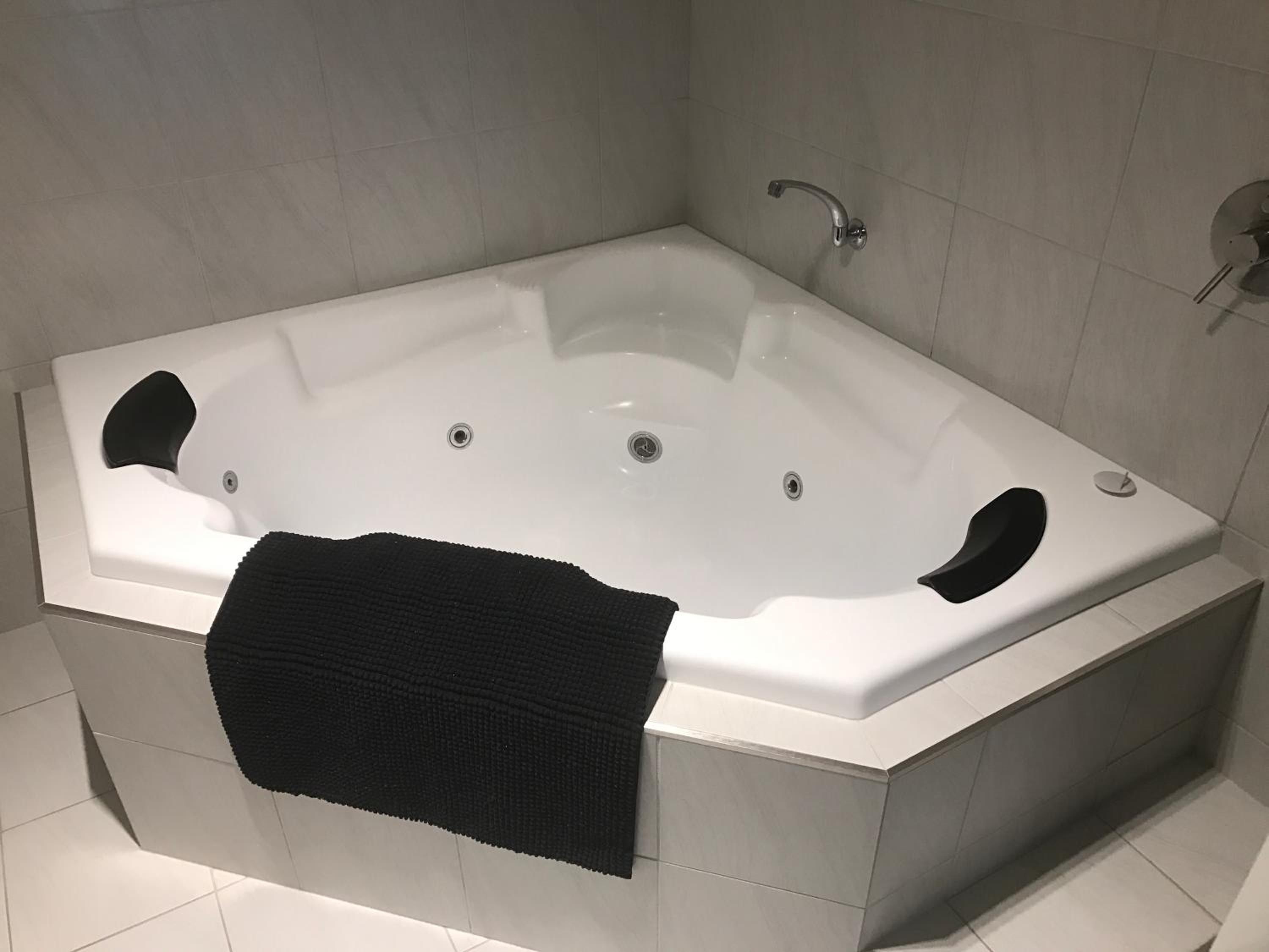 Executive One-Bedroom Apartment with Spa Bath