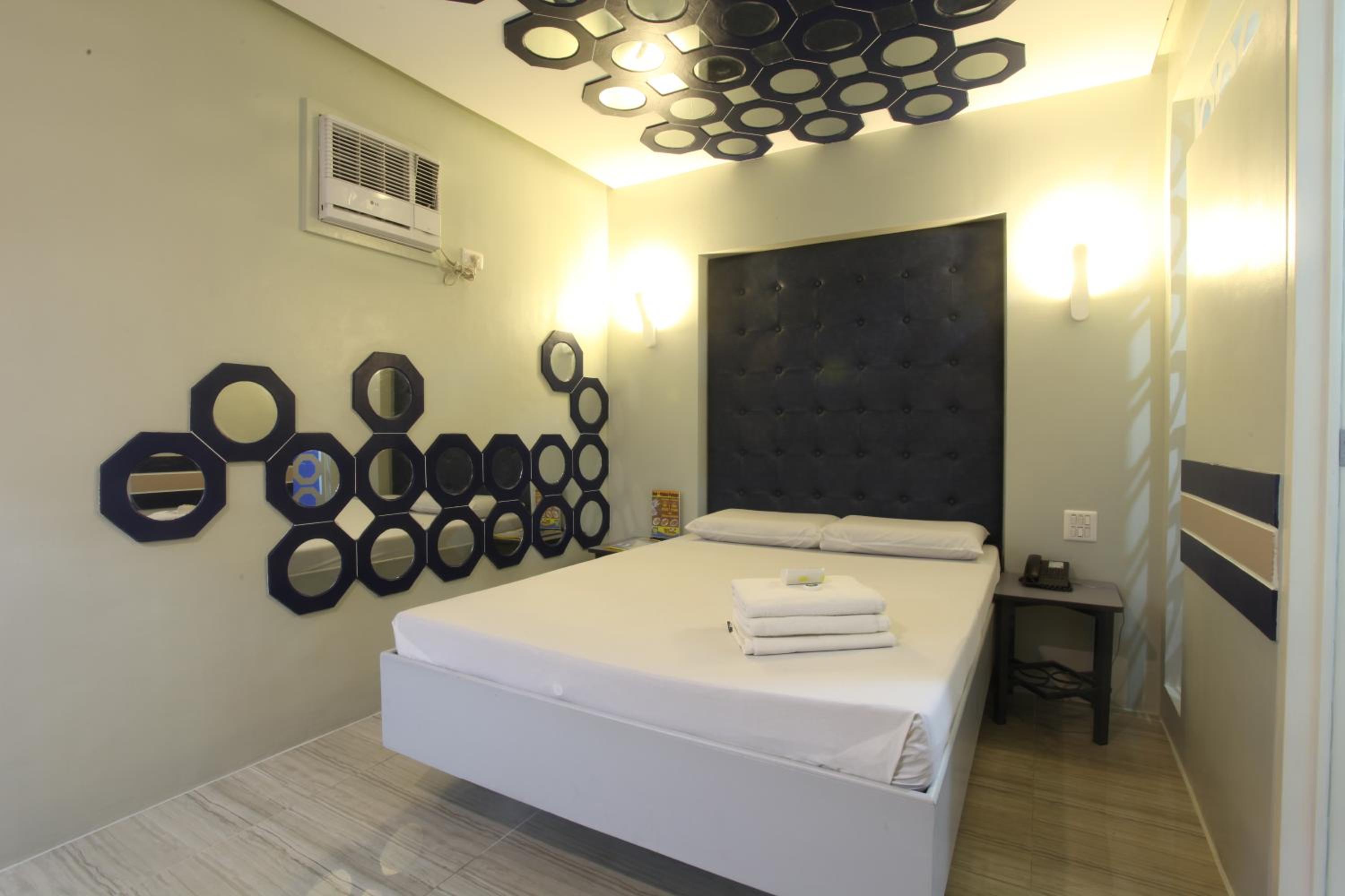 Premium Room (No Window) - Photo 6