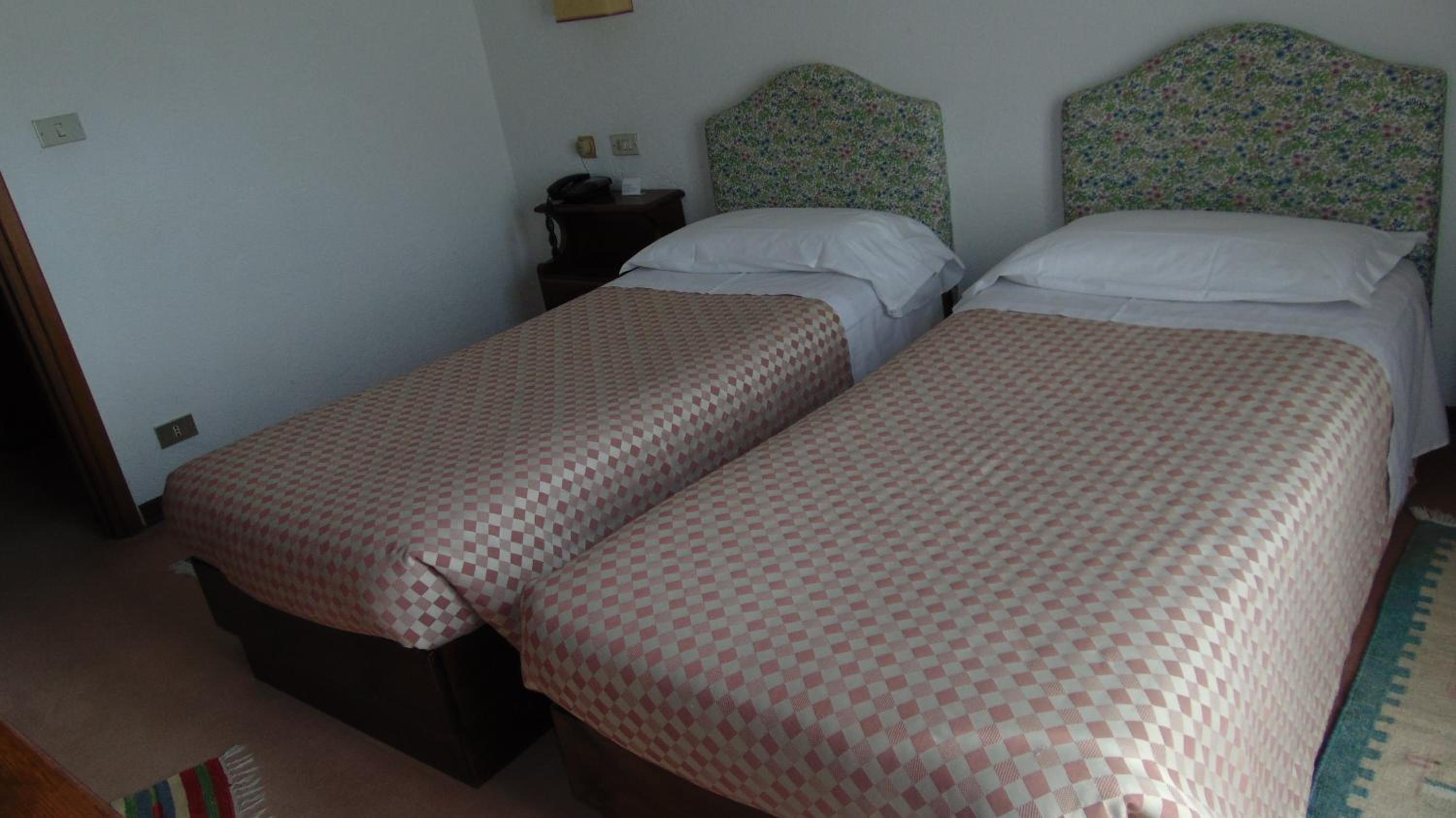 Twin Room - Photo 2