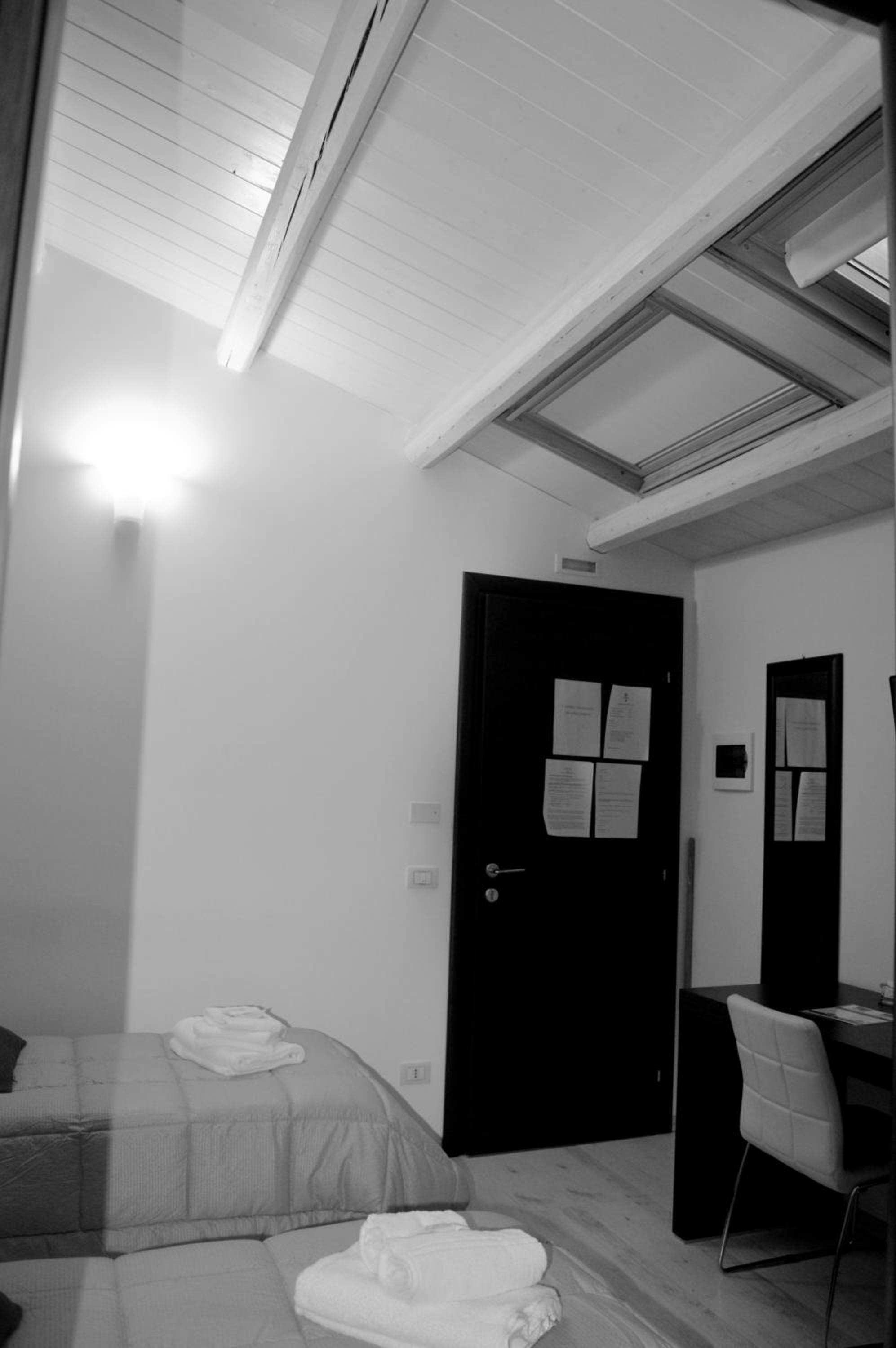 Internal twin room photo 2