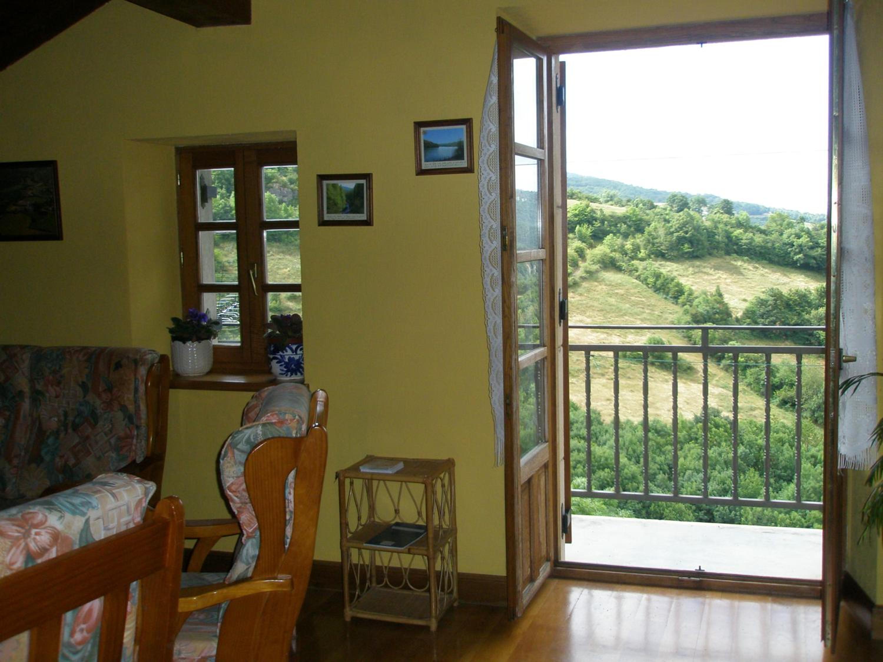 Six-Bedroom House photo 3