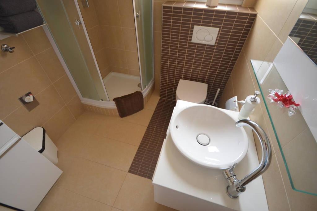 Apartment with Balcony and Sea View - Photo 3