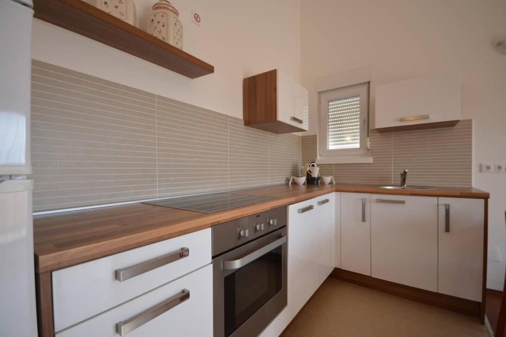 Apartment with Balcony and Sea View - Photo 4