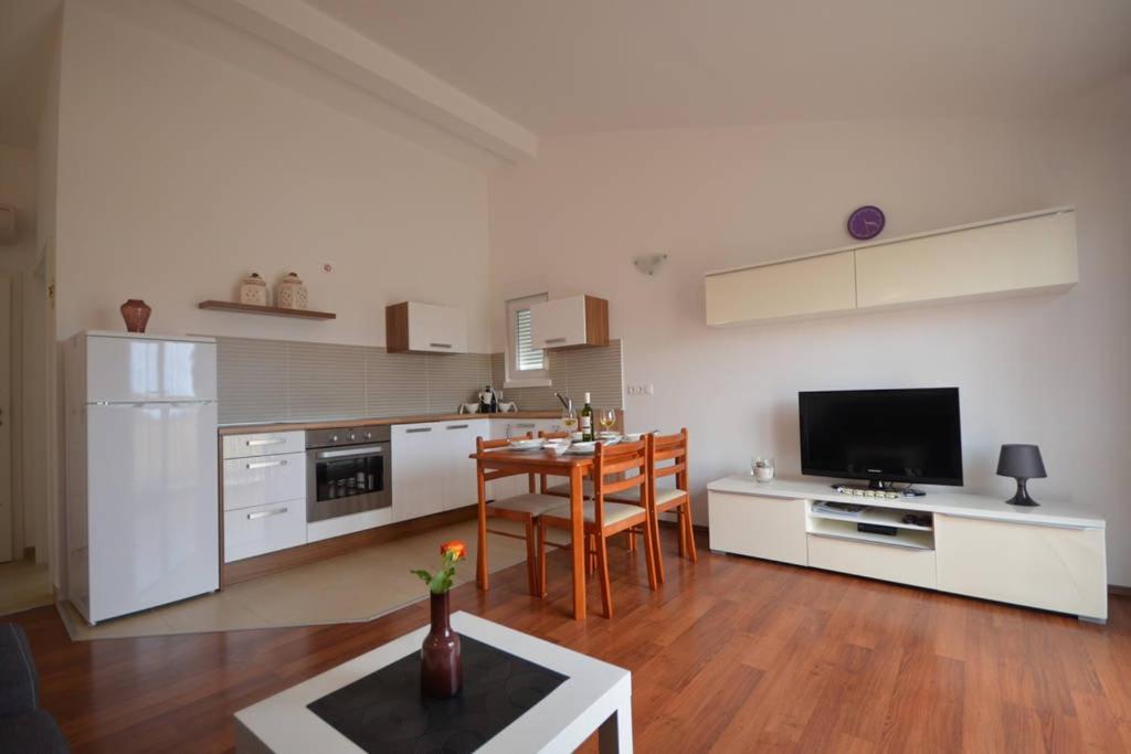Apartment with Balcony and Sea View - Photo 6