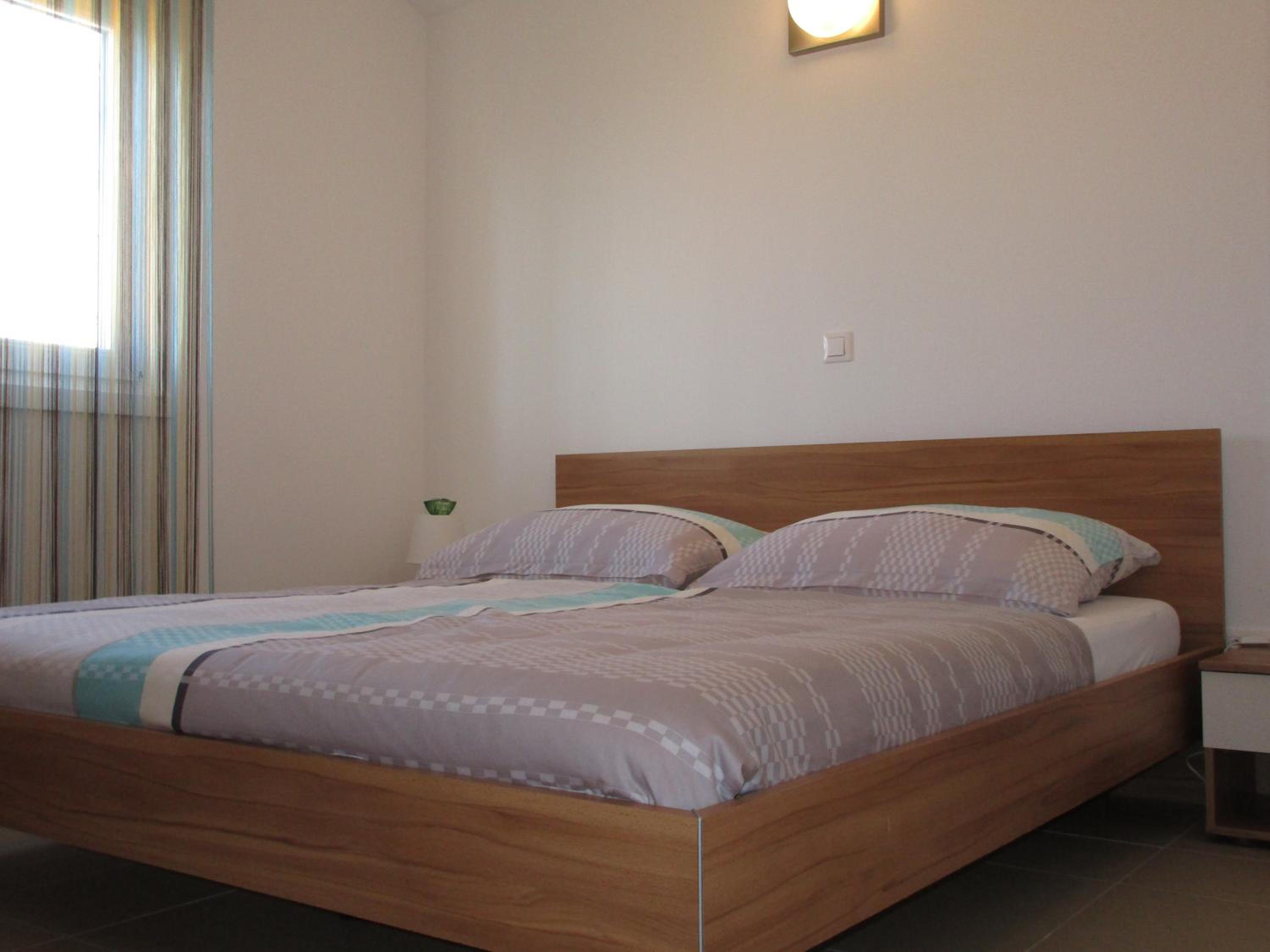 Apartment with Balcony and Sea View - Photo 9