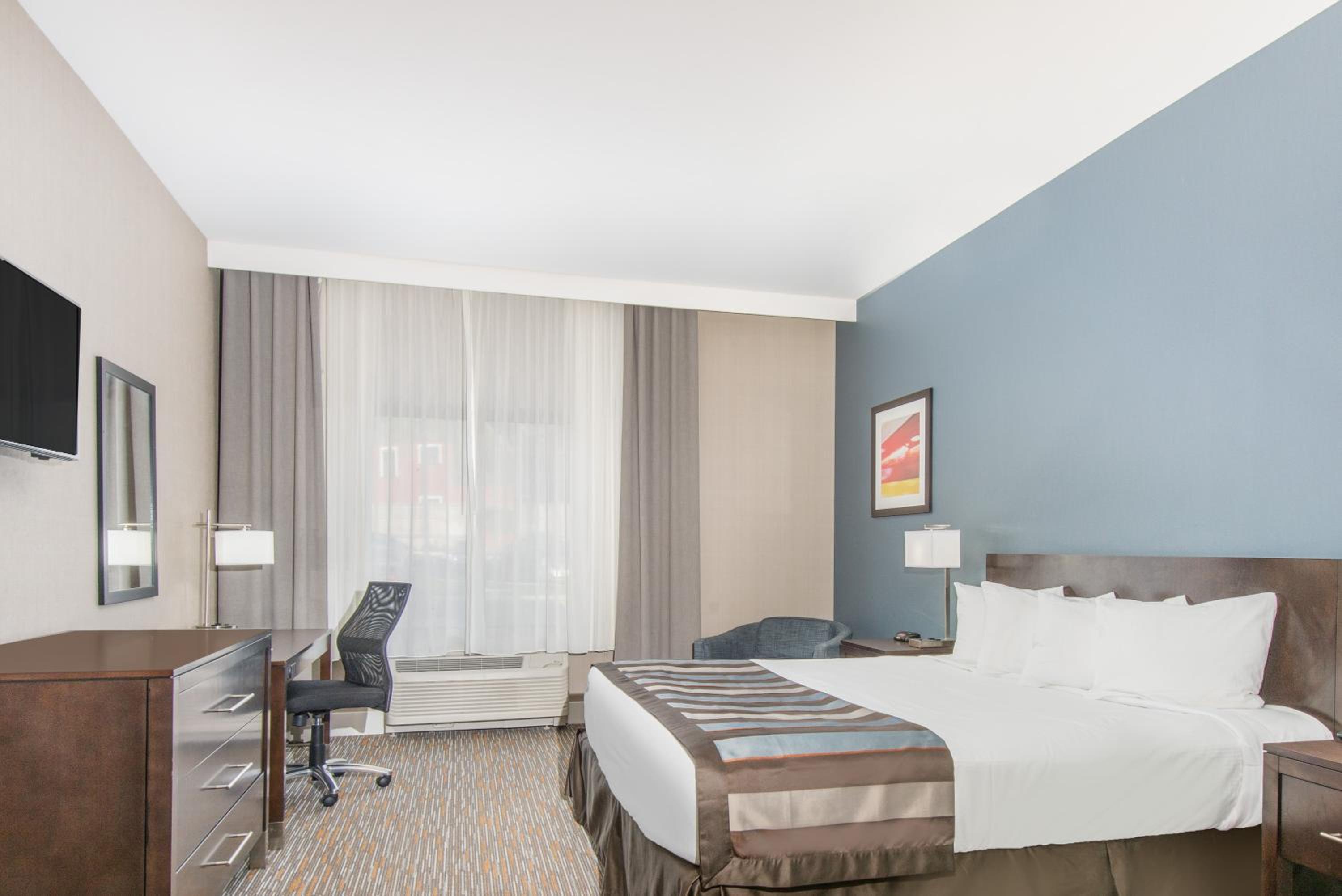 King Suite with Bath Tub - Mobility/Hearing Accessible - Non-Smoking