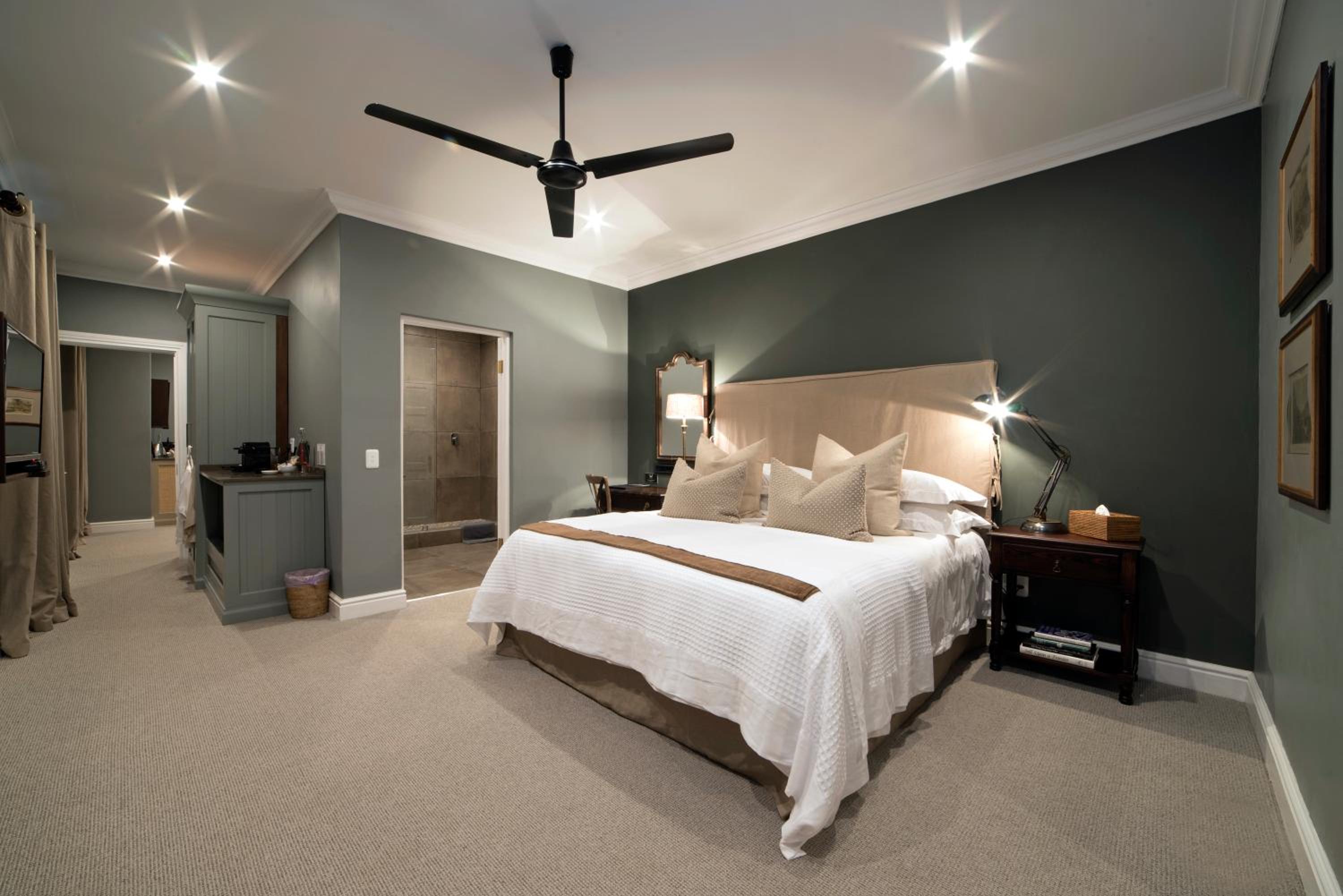 Standard King Room - Photo 1