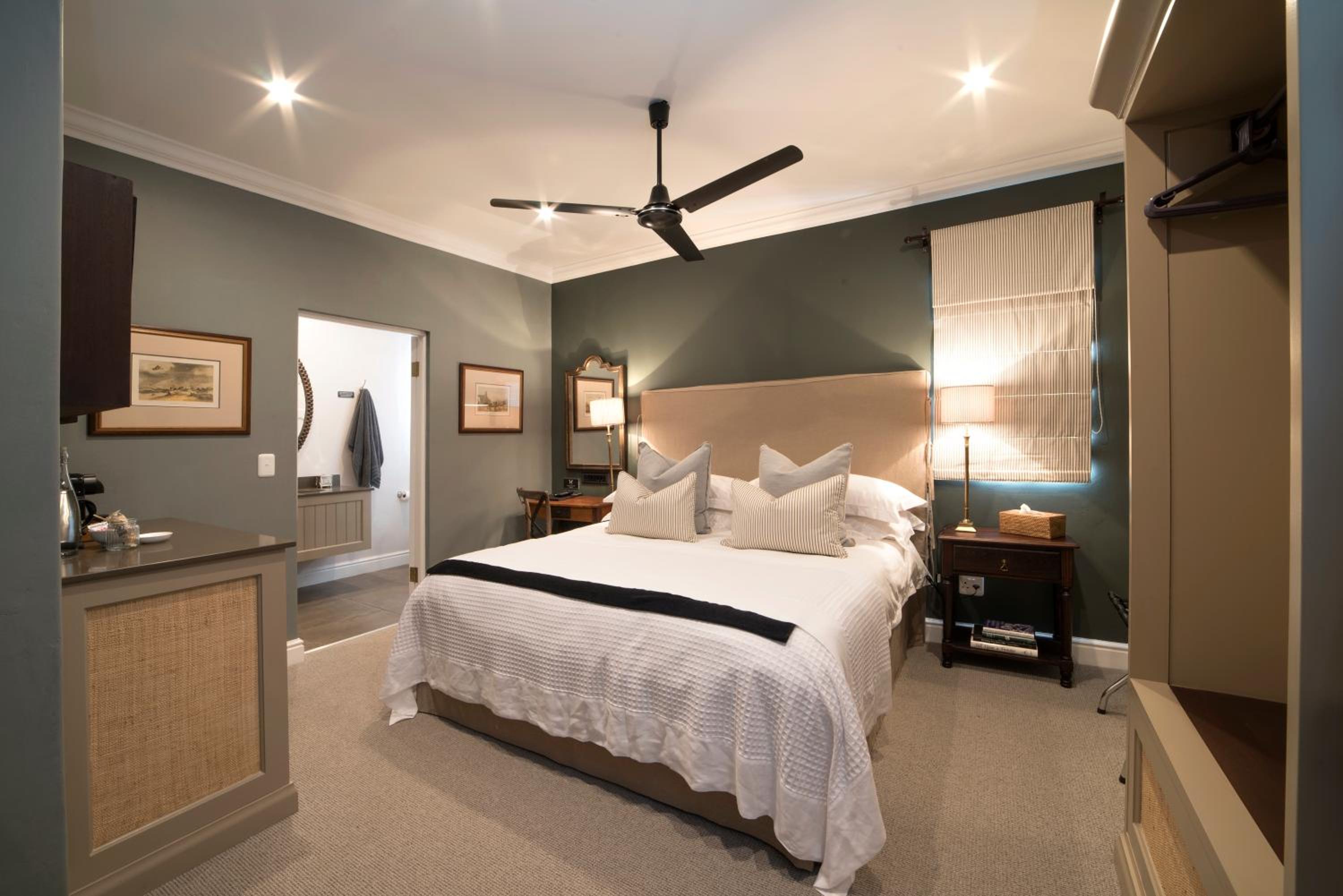 Standard King Room - Photo 4