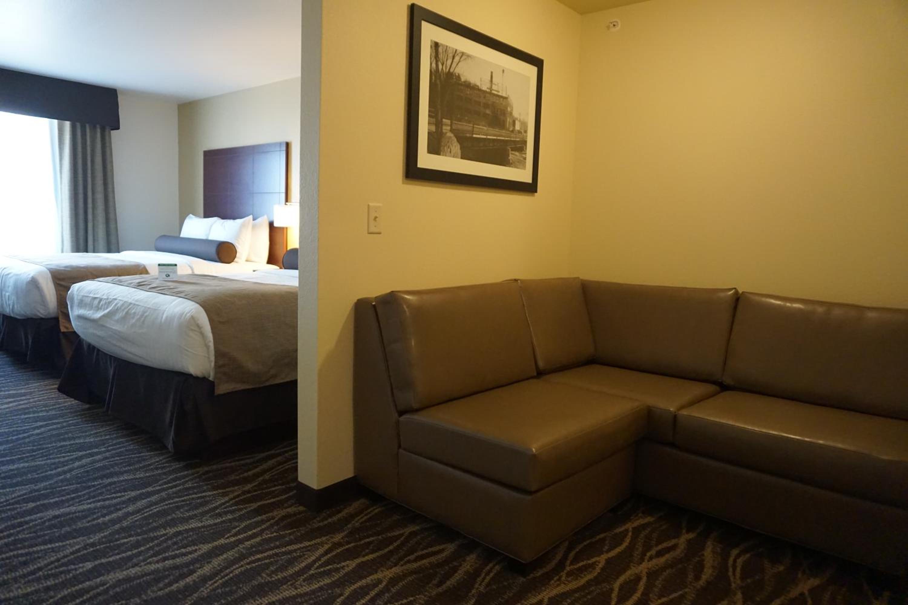 Deluxe Queen Suite photo 1