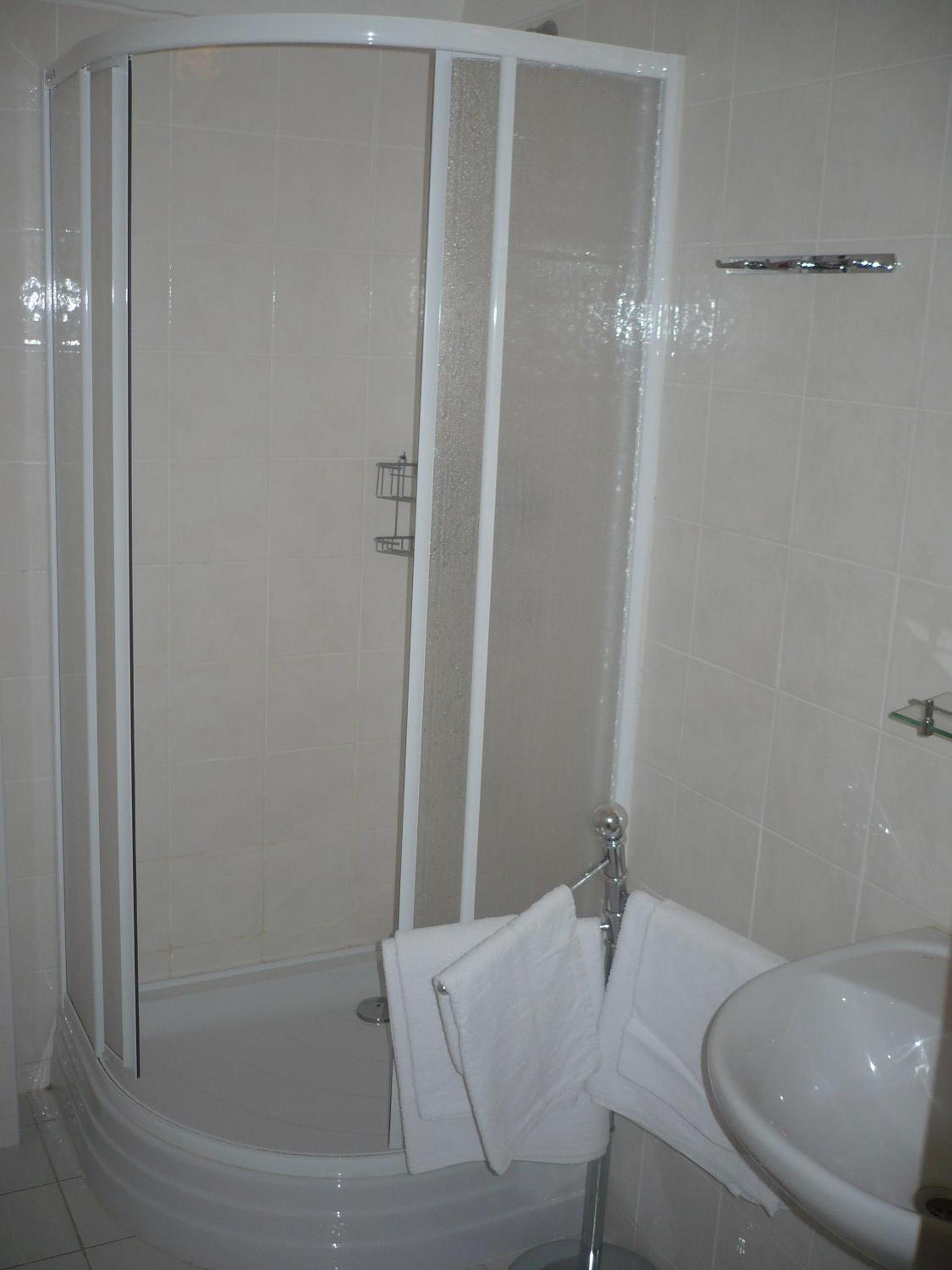 Standard Double or Twin Room - Photo 4