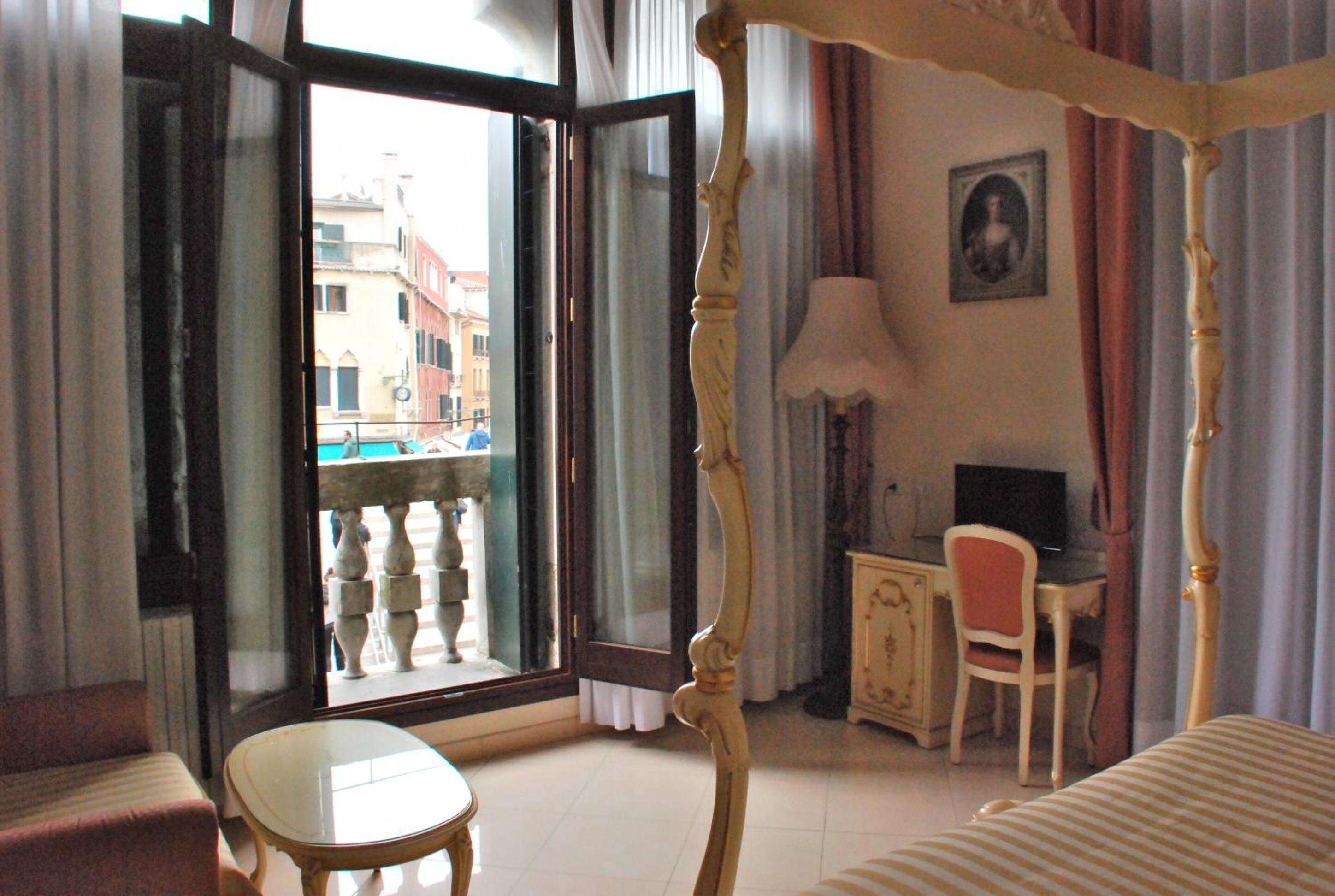 Double or Twin Room with Canal View photo 3