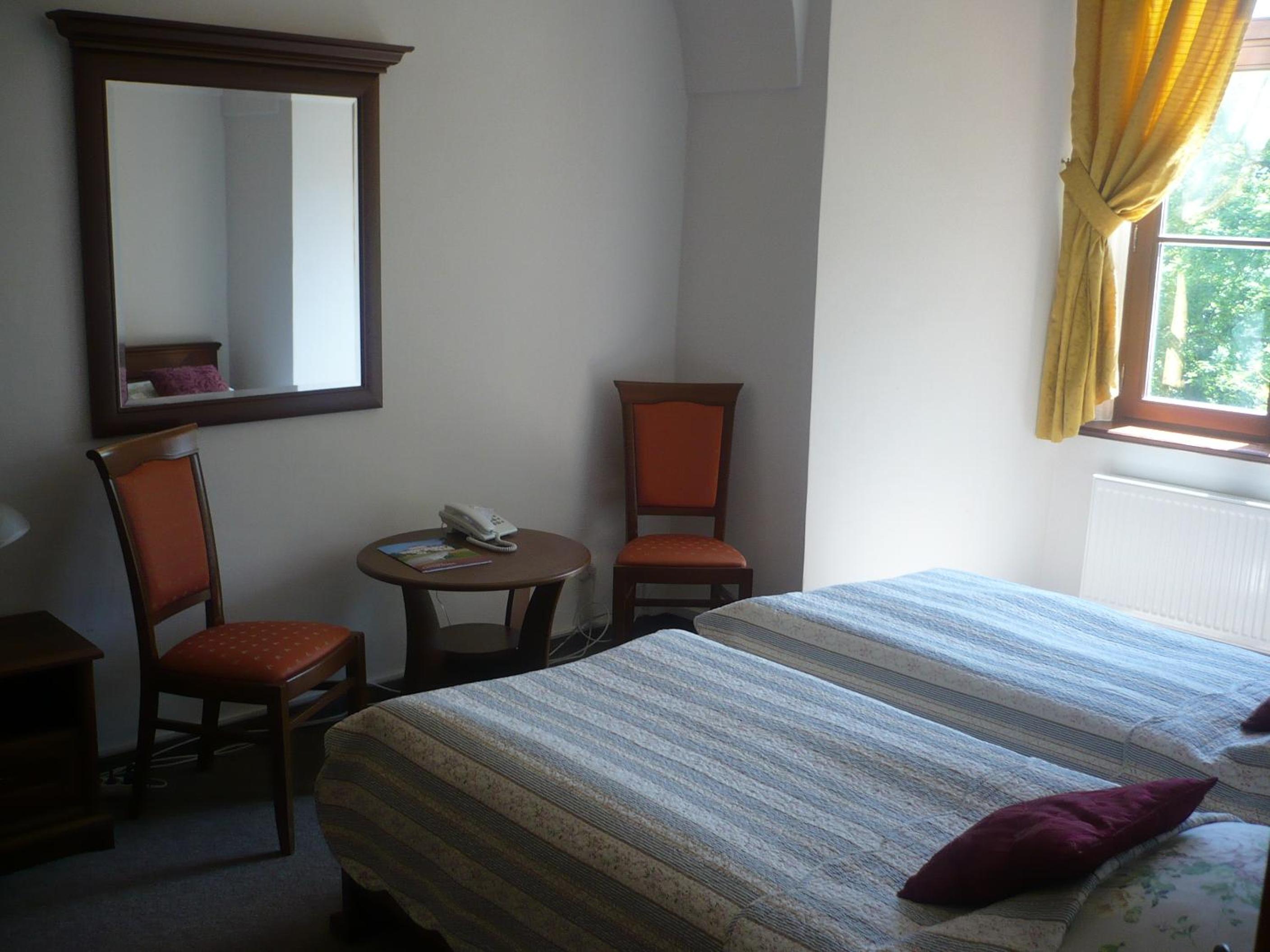 Standard Double or Twin Room - Photo 8