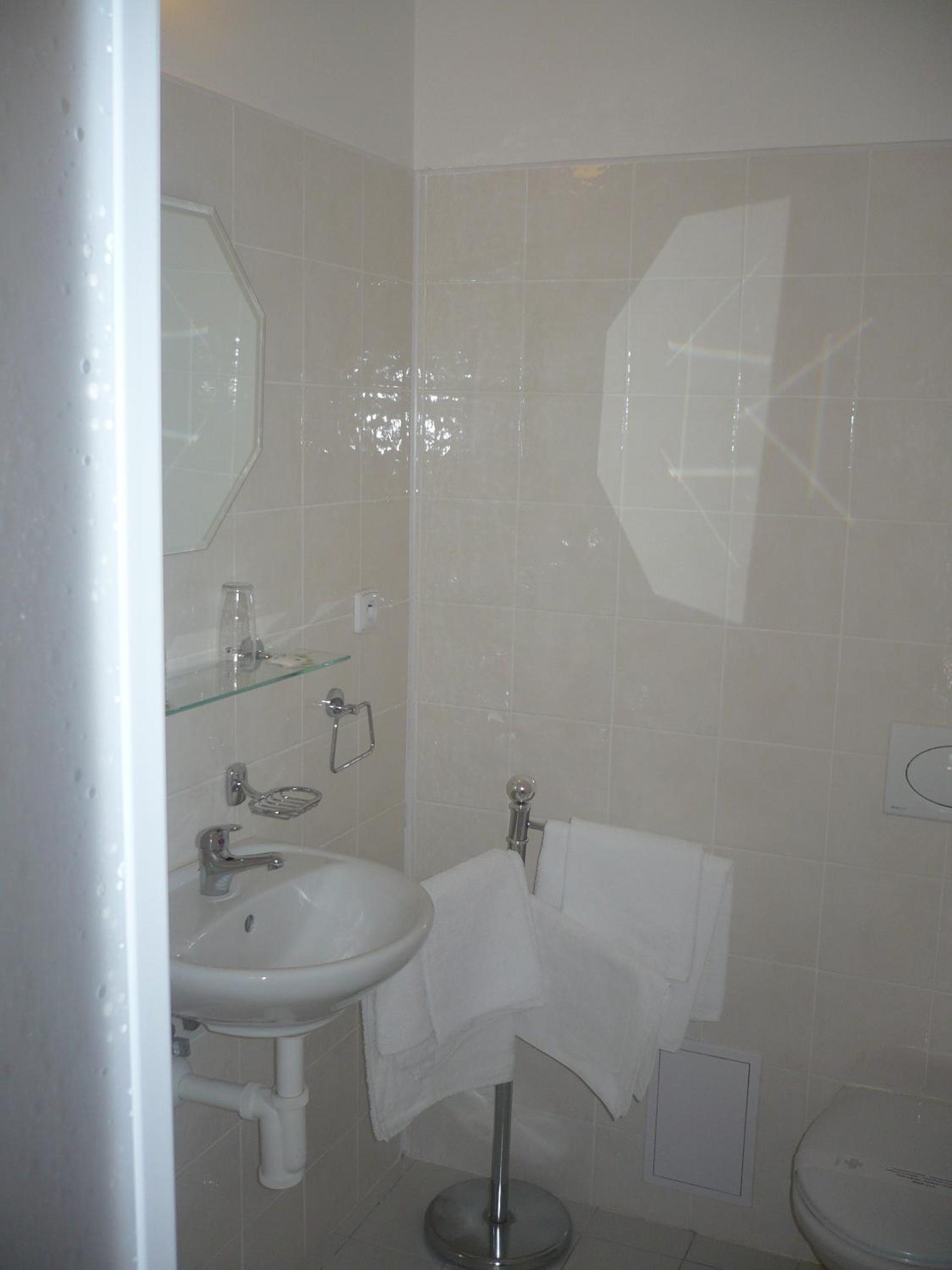 Standard Double or Twin Room - Photo 3