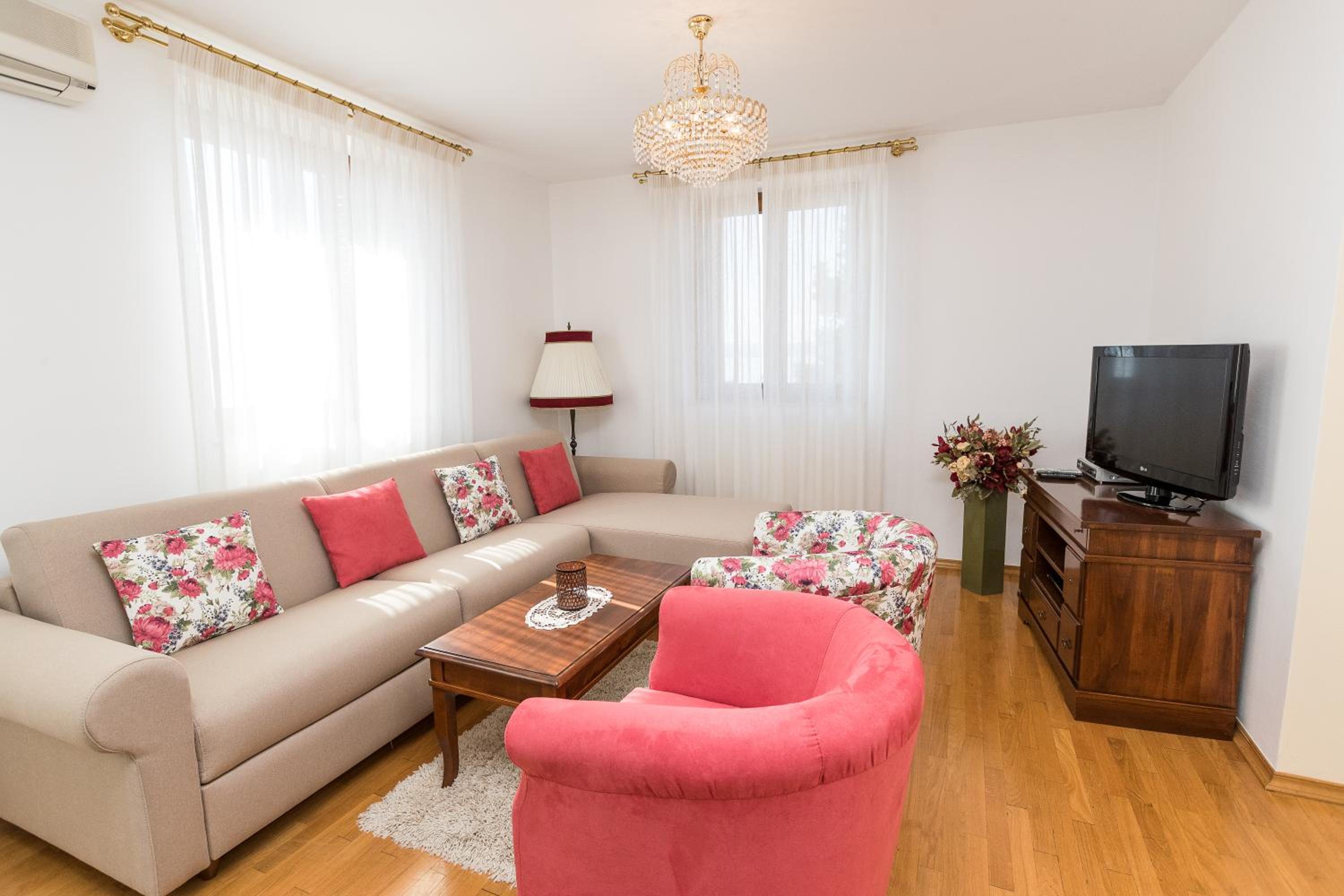 Apartment (3 Adults) photo 2
