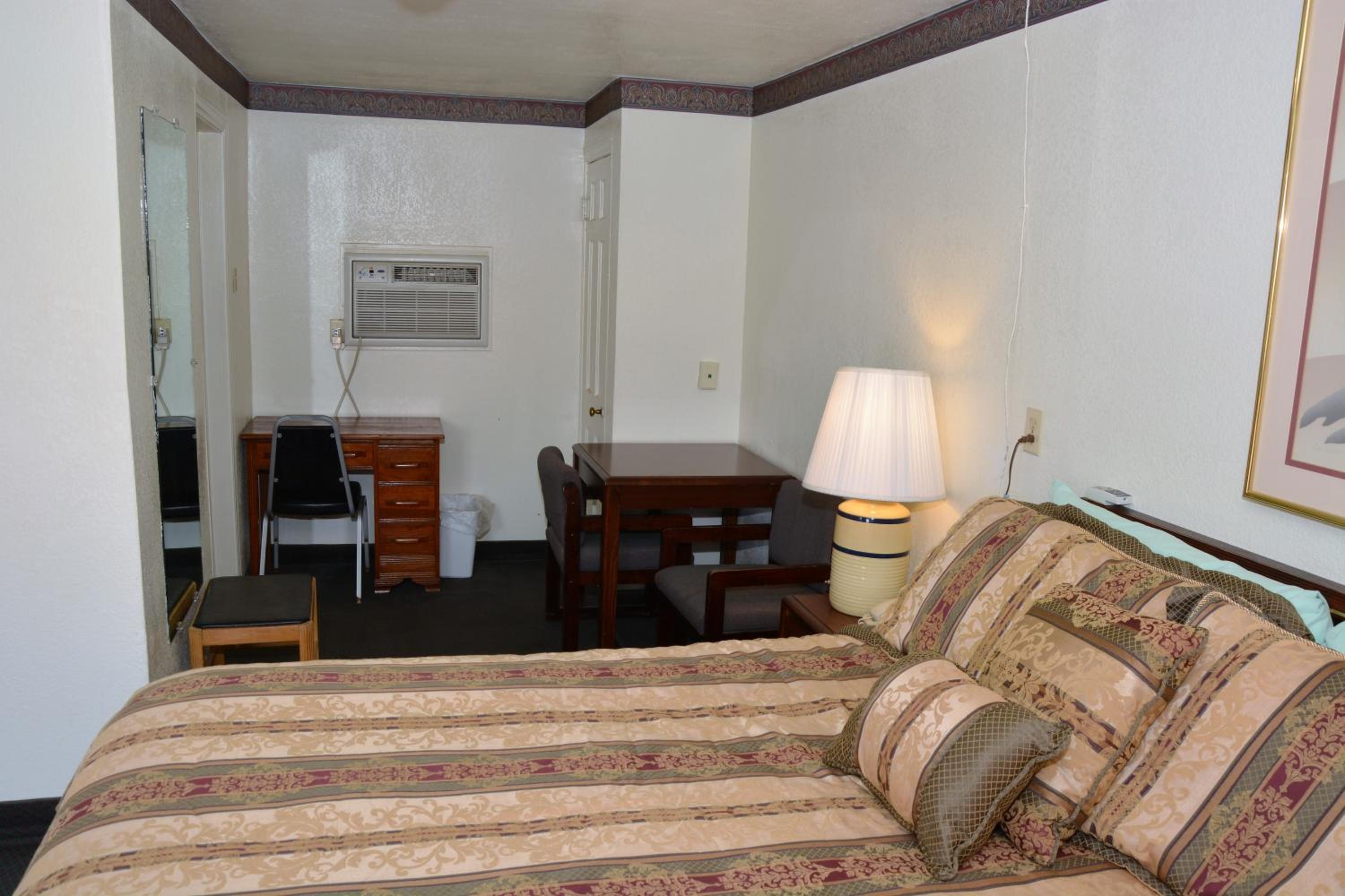 Standard Queen Room with Two Queen Beds - Photo 12