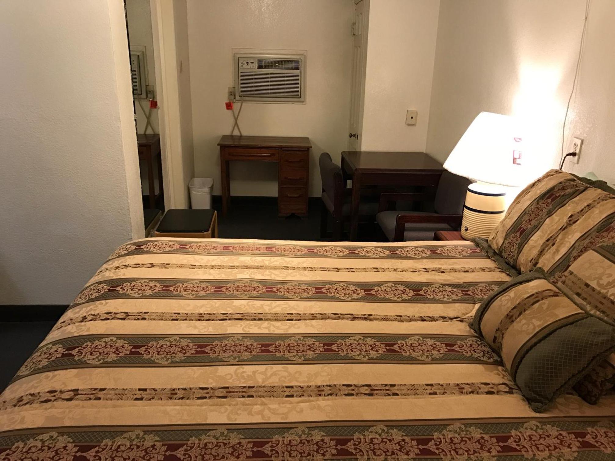 Standard Queen Room with Two Queen Beds - Photo 3