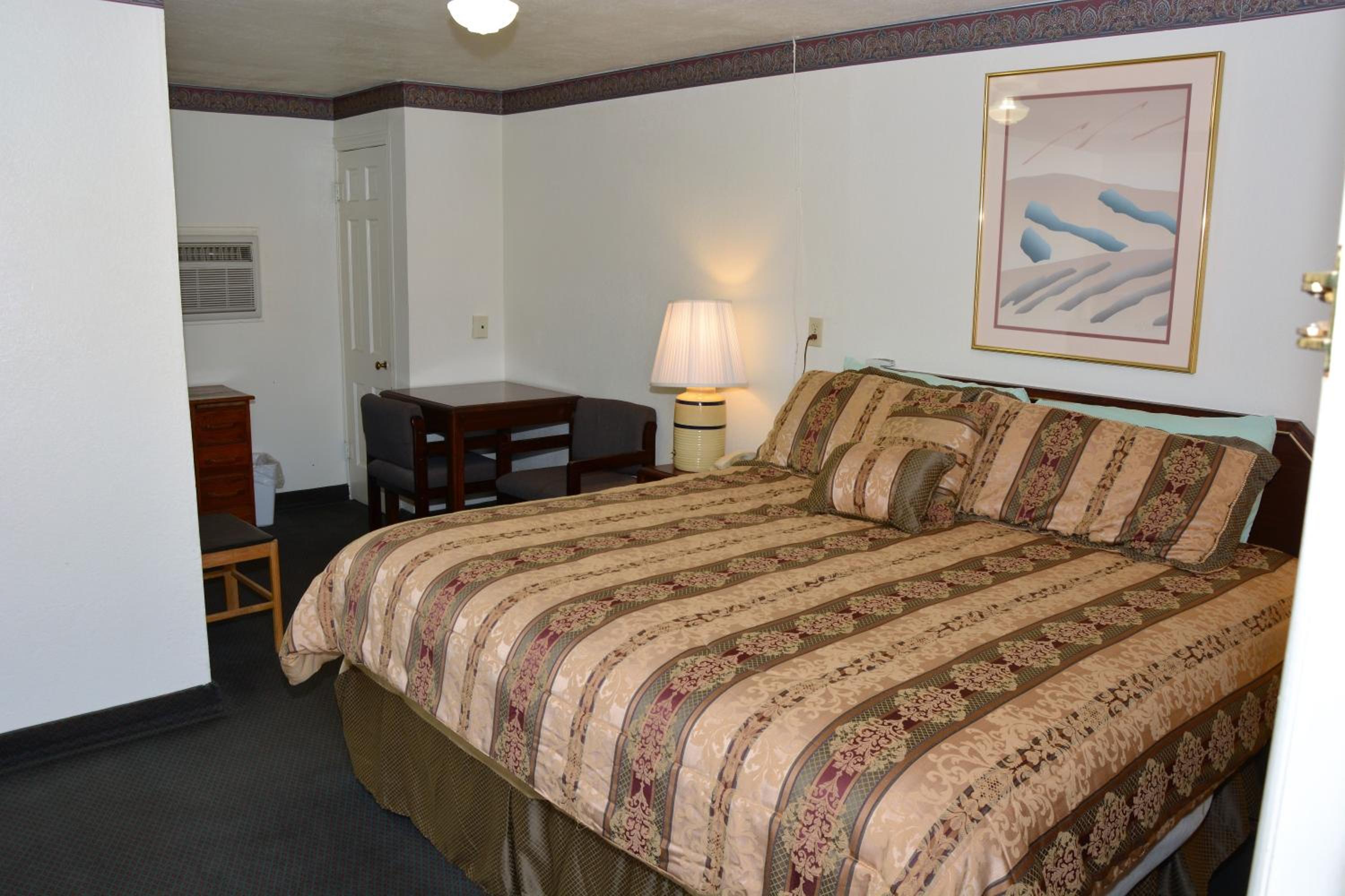 Standard Queen Room with Two Queen Beds - Photo 4